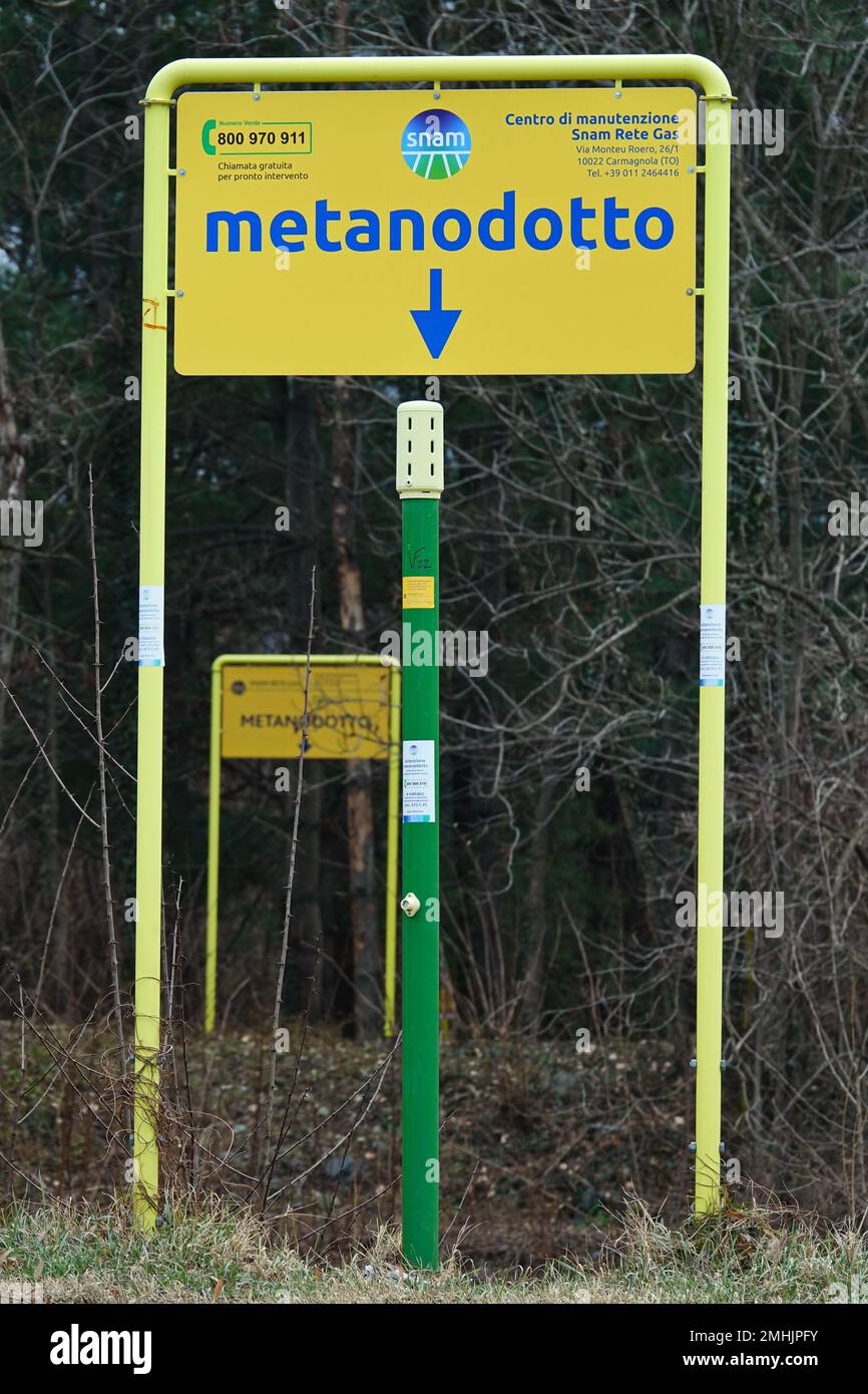 Signalisation indiquant la présence d'une ligne de distribution de méthane. Condove, Italie - janvier 2023 Banque D'Images