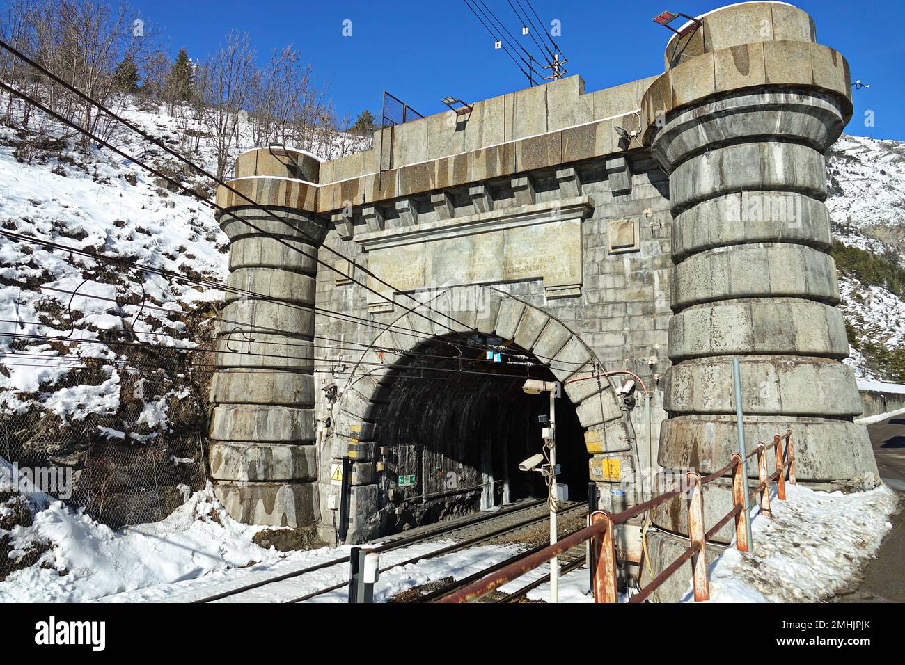 Côté italien du tunnel ferroviaire à la frontière entre la France et l'Italie. Bardonecchia, Italie - janvier 2023 Banque D'Images