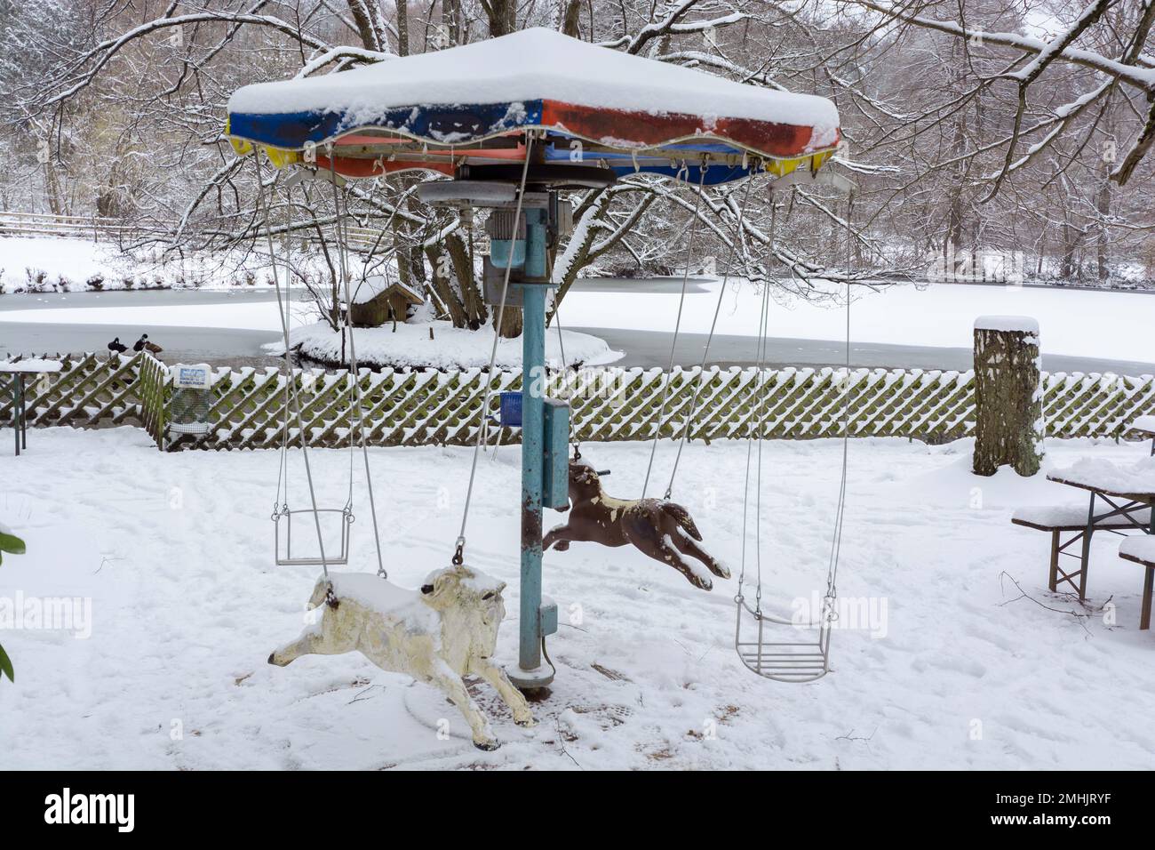 Carrousel à Hermannsee près de Pforzheim, un lac d'hiver pittoresque Banque D'Images