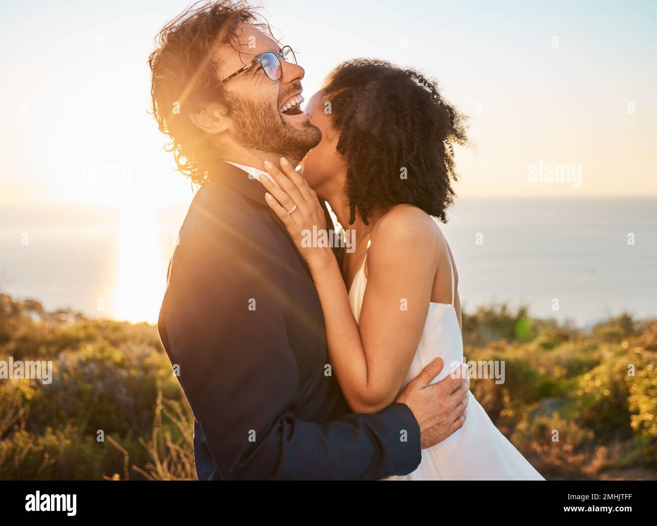 Amour, heureux et mariage avec couple dans la nature pour la célébration, le bonheur et le romantisme. Coucher de soleil, câlin et affectueux avec l'homme et la femme en étreinte à Banque D'Images