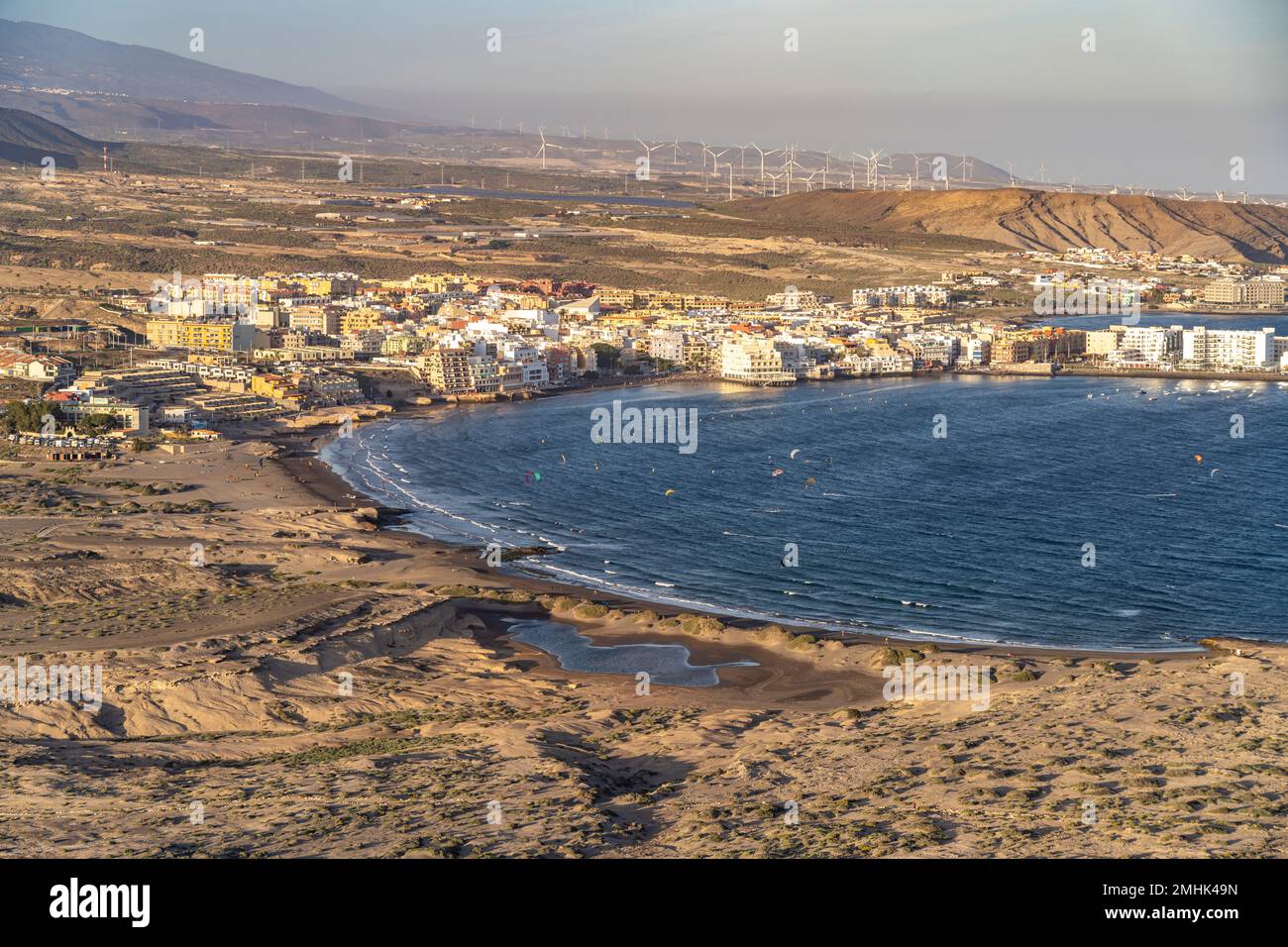 Blick vom Berg Montana Roja auf den Strand Playa del Médano und den Ort El Medano, Granadilla de Abona, Insel Tenerife, Kanarische Inseln, Espagnol, Banque D'Images