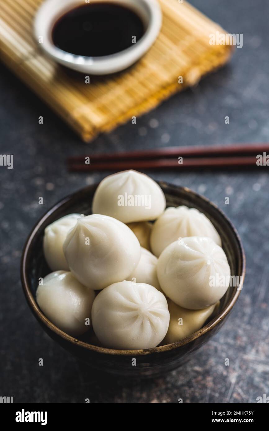Xiaolongbao, boulettes traditionnelles cuites à la vapeur. Petits pains Xiao long Bao dans le bol. Banque D'Images