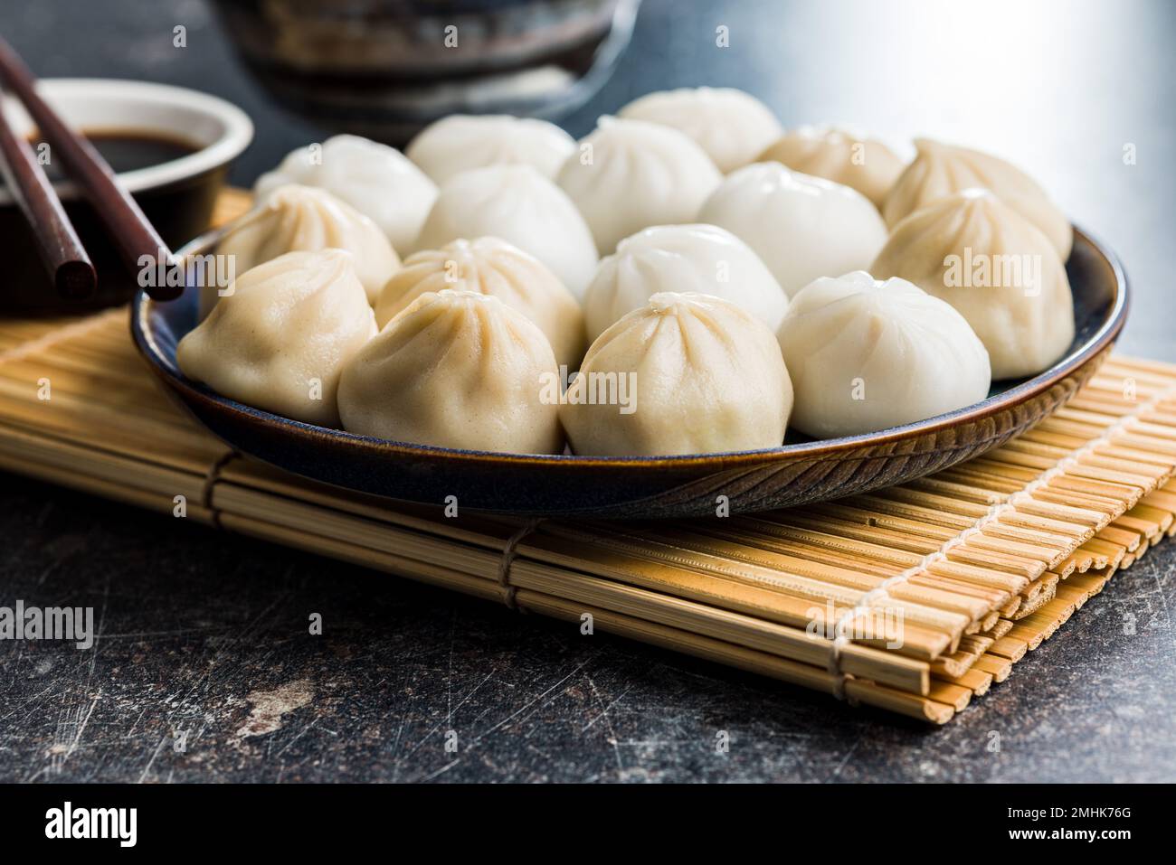 Xiaolongbao, boulettes traditionnelles cuites à la vapeur. Pains Xiao long Bao sur l'assiette. Banque D'Images