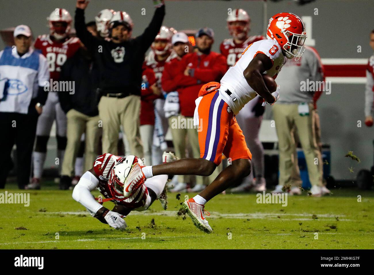 Clemson's Justyn Ross (8) breaks the tackle of North Carolina State's De'Von Graves (14) during the first half of an NCAA college football game in Raleigh, N.C., Saturday, Nov. 9, 2019. (AP Photo/Karl B DeBlaker) Banque D'Images