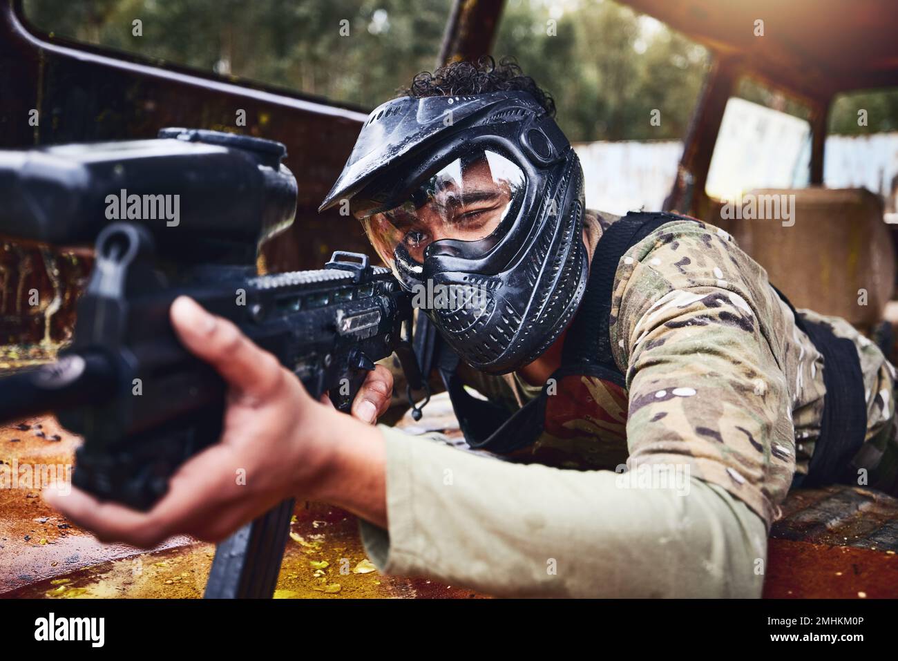 Paintball, pistolet ou soldat dans un jeu de tir avec action rapide sur