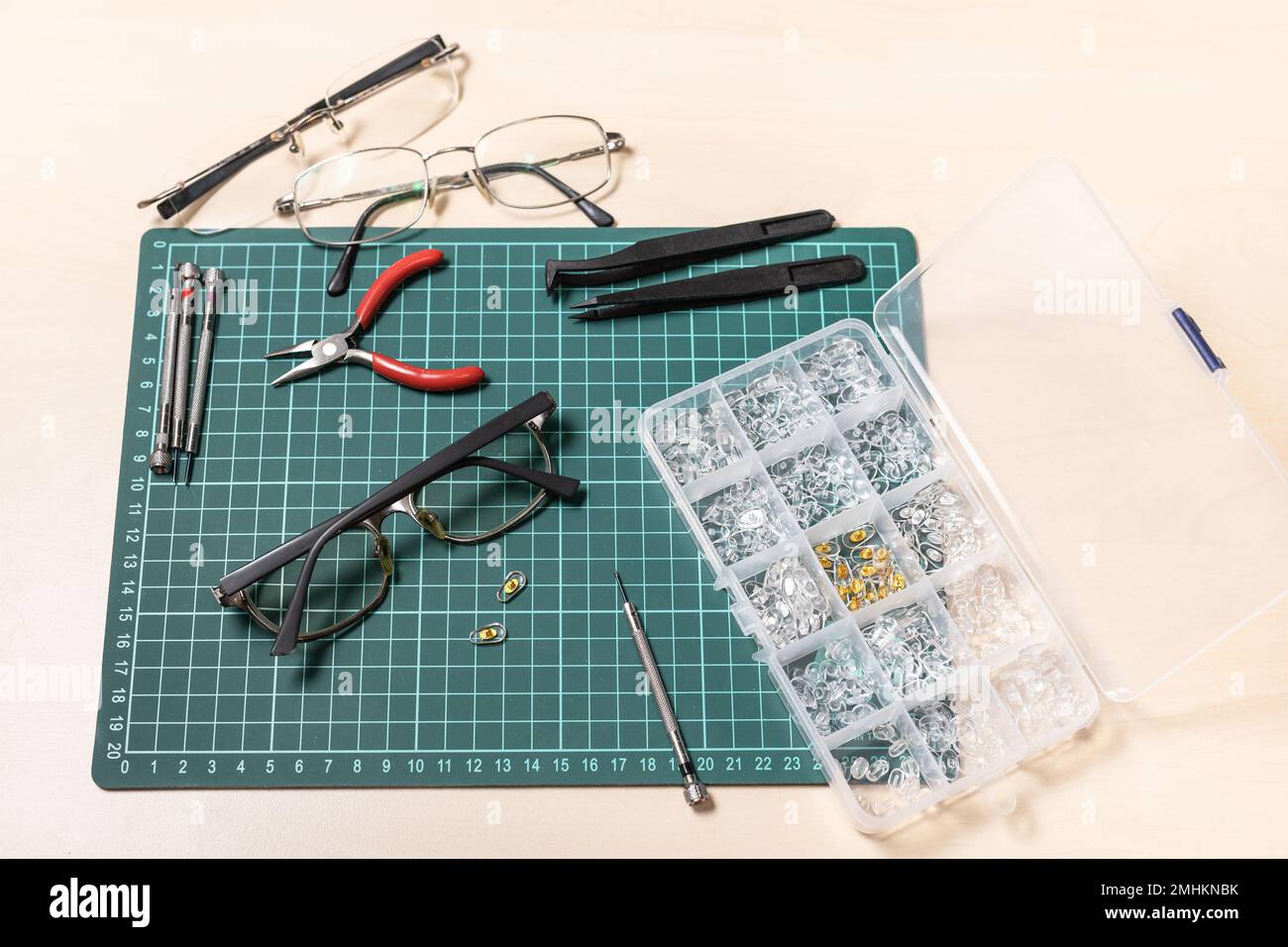 outils pour le remplacement des coussinets de nez de lunettes sur une table en bois Banque D'Images