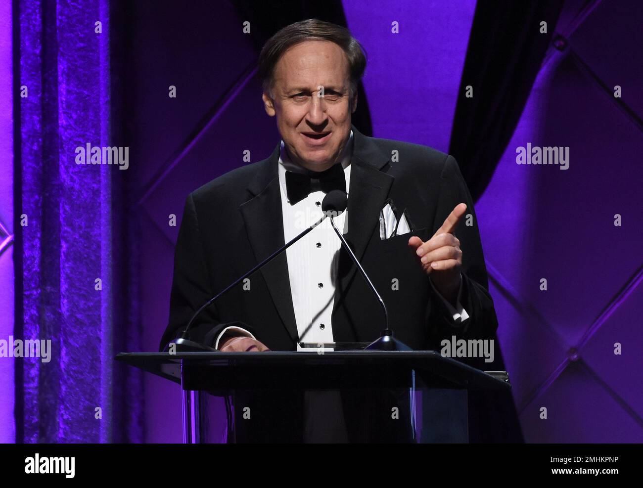 AMC Theaters CEO Adam Aron accepts the Sid Grauman Award on behalf of AMC at the 33rd American Cinematheque Award at the Beverly Hilton Hotel on Friday, Nov. 8, 2019, in Beverly Hills, Calif. (Photo by Chris Pizzello/Invision/AP) Banque D'Images