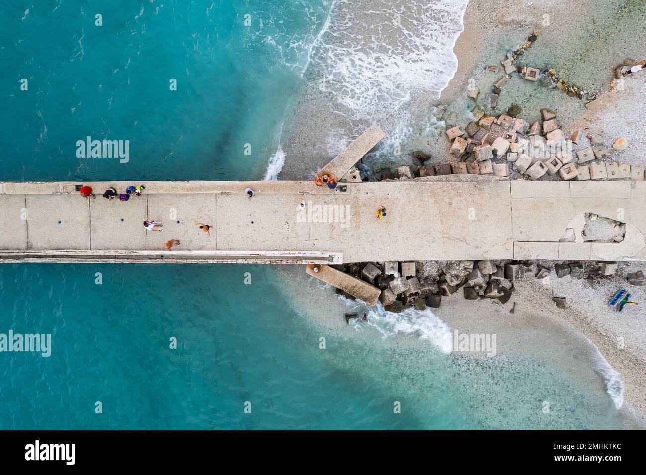 Vue aérienne de la plage de Bunec avec jetée en béton à l'été 2022, en Albanie Banque D'Images