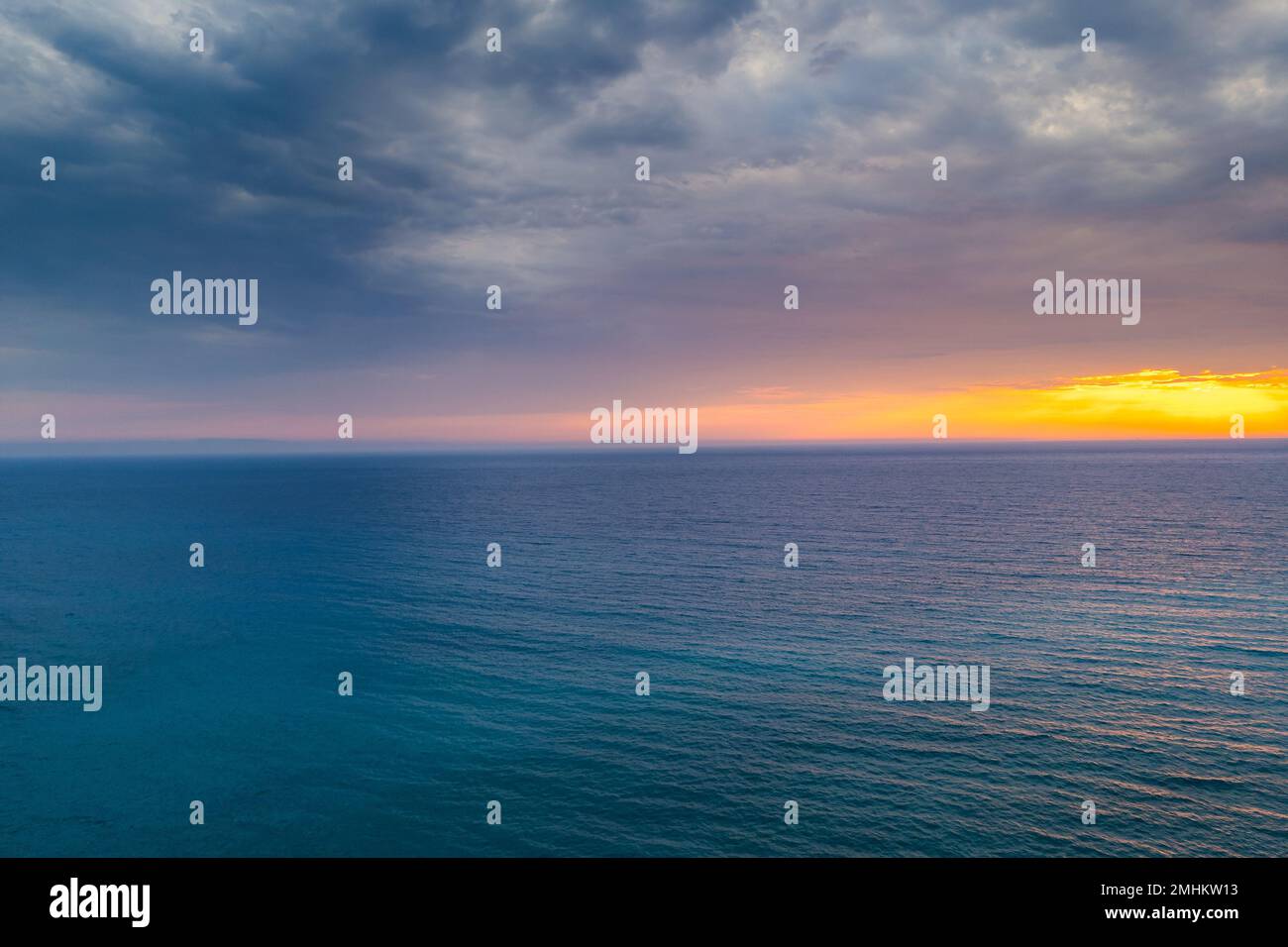 Vue aérienne du coucher du soleil sur la plage de Bunec à l'été 2022, Albanie Banque D'Images