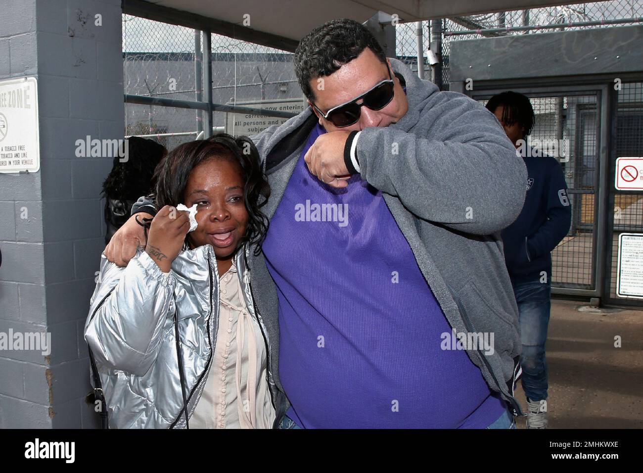 Tondalao Hall, left, and her brother, Jeff Hall, right, wipe tears from their eyes following her release from Mabel Bassett Correctional Center in McLoud, Okla., Friday, Nov. 8, 2019. Hall, who was convicted of failing to report her boyfriend for abusing her children, spent about 13 years longer in prison than he did for the abuse. (AP Photo/Sue Ogrocki) Banque D'Images
