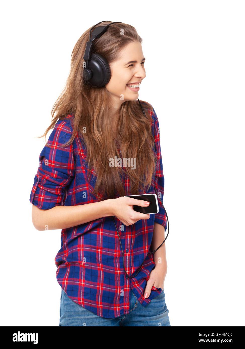 Jeune femme heureuse écouter de la musique isolée sur fond blanc. Banque D'Images
