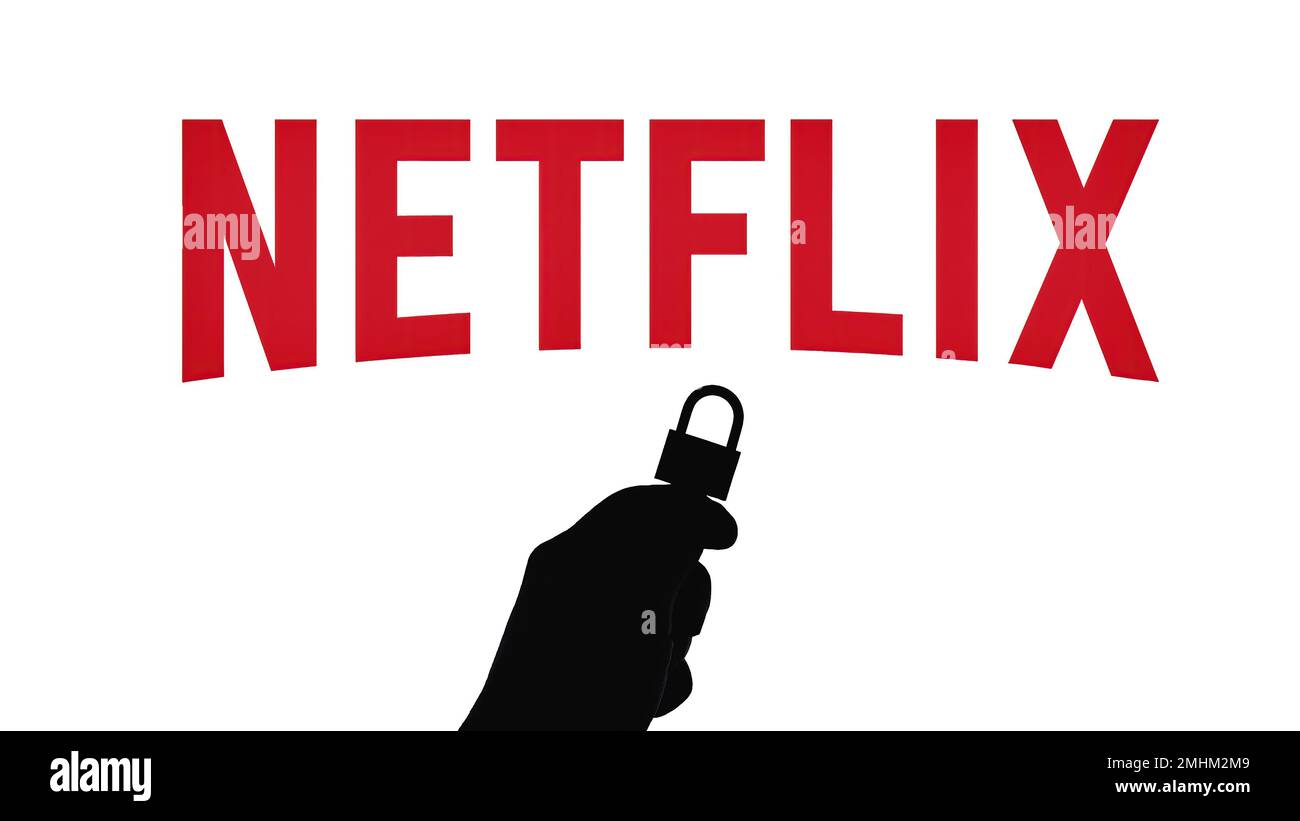 Concept de sécurité de verrouillage de partage de mot de passe Netflix.  Silhouette de main tenant un cadenas avant le logo de la société de  streaming Photo Stock - Alamy