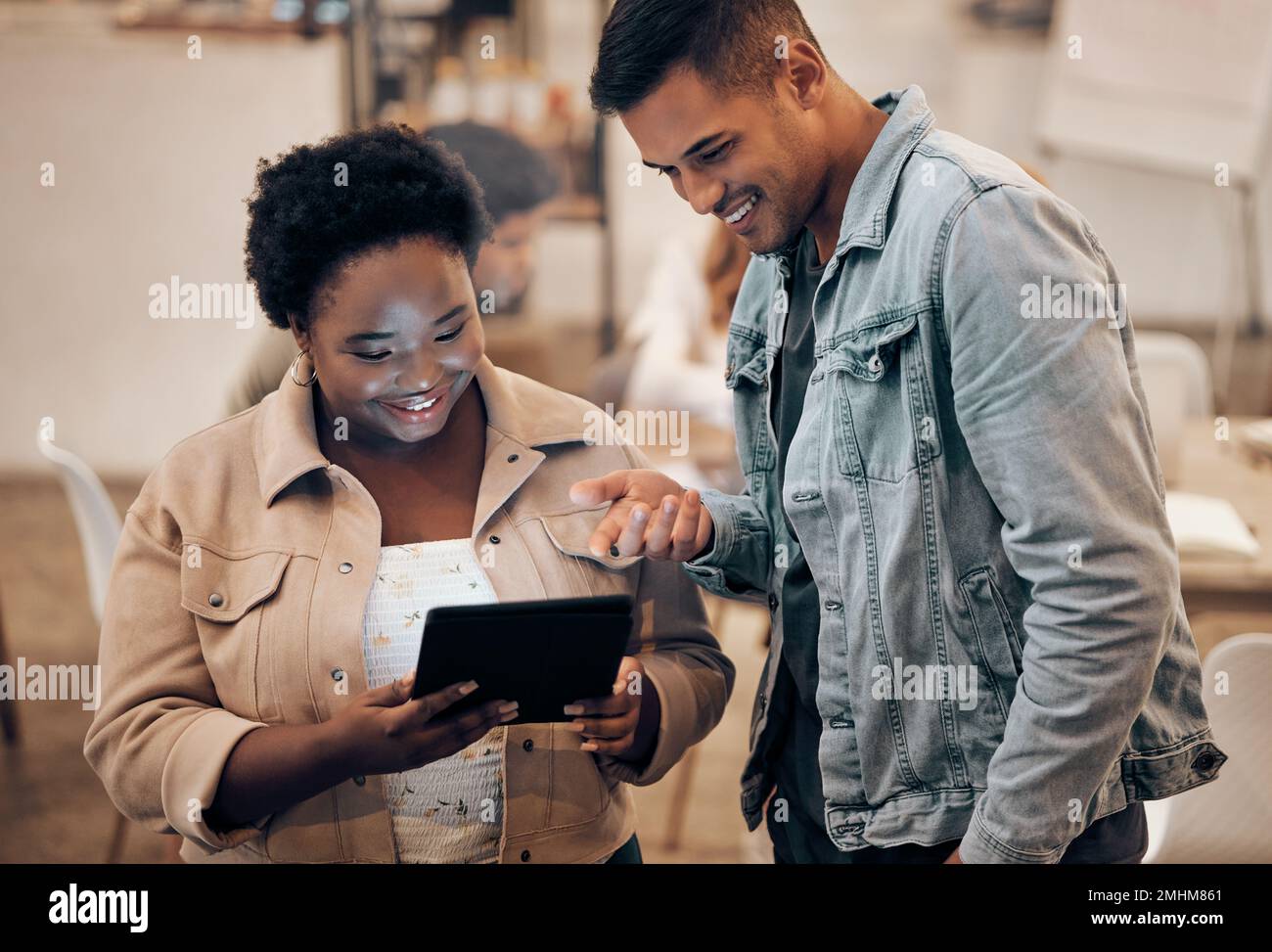 Entreprise, homme et femme noire avec tablette, médias sociaux et connexion pour le site Web, la conversation et le bureau moderne. Société, femme afro-américaine Banque D'Images