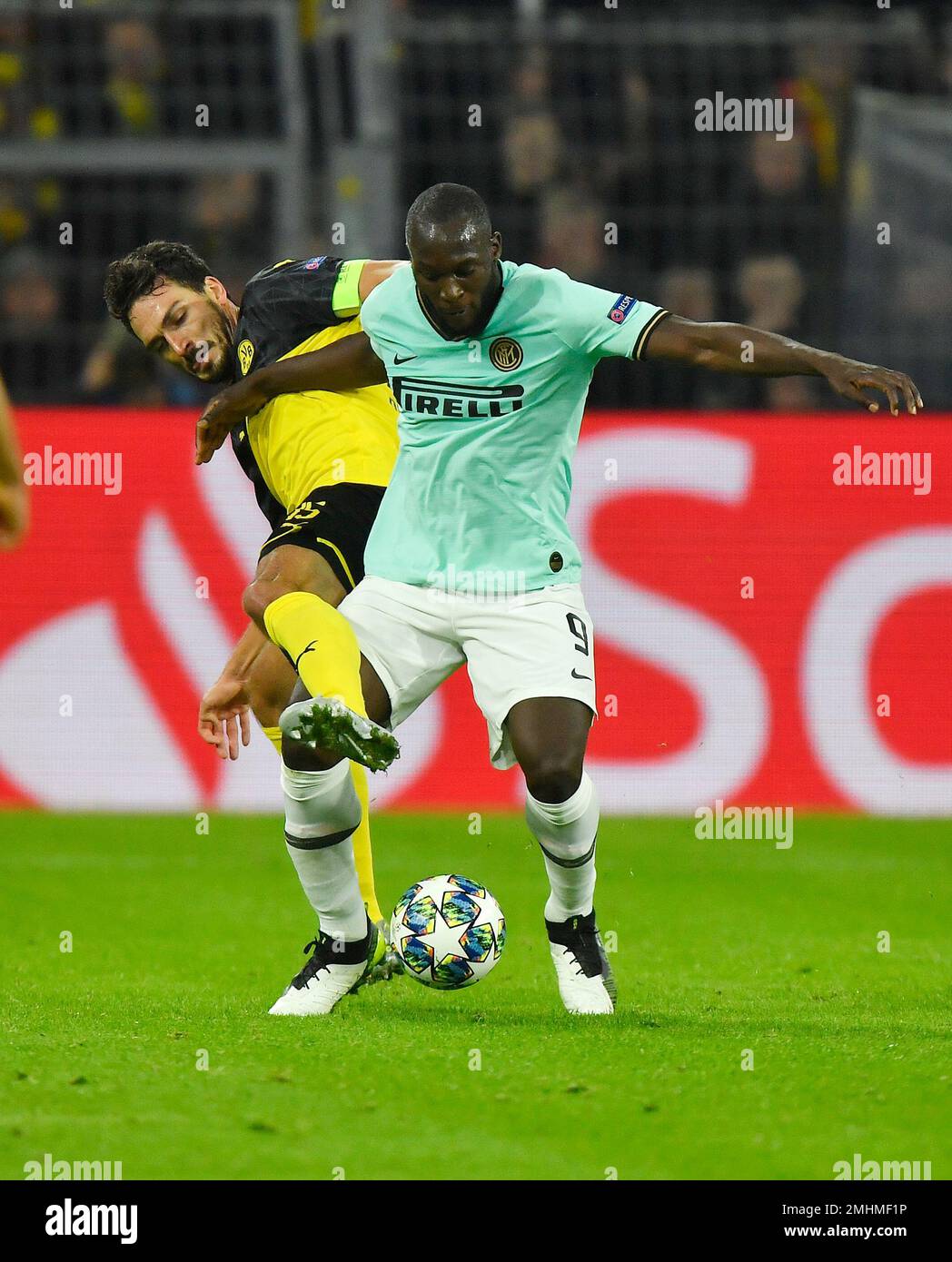 Dortmund's Mats Hummels, left, challenges for the ball with Inter Milan's Romelu Lukaku during the Champions League group F soccer match between Borussia Dortmund and Inter Milan, in Dortmund, Germany, Tuesday, Nov. 5, 2019. (AP Photo/Martin Meissner) Banque D'Images