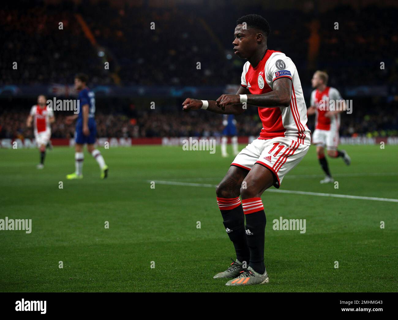 Ajax's Quincy Promes celebrates after scoring his side's second goal during the Champions League, group H, soccer match between Chelsea and Ajax, at Stamford Bridge in London, Tuesday, Nov. 5, 2019. (AP Photo/Ian Walton) Banque D'Images