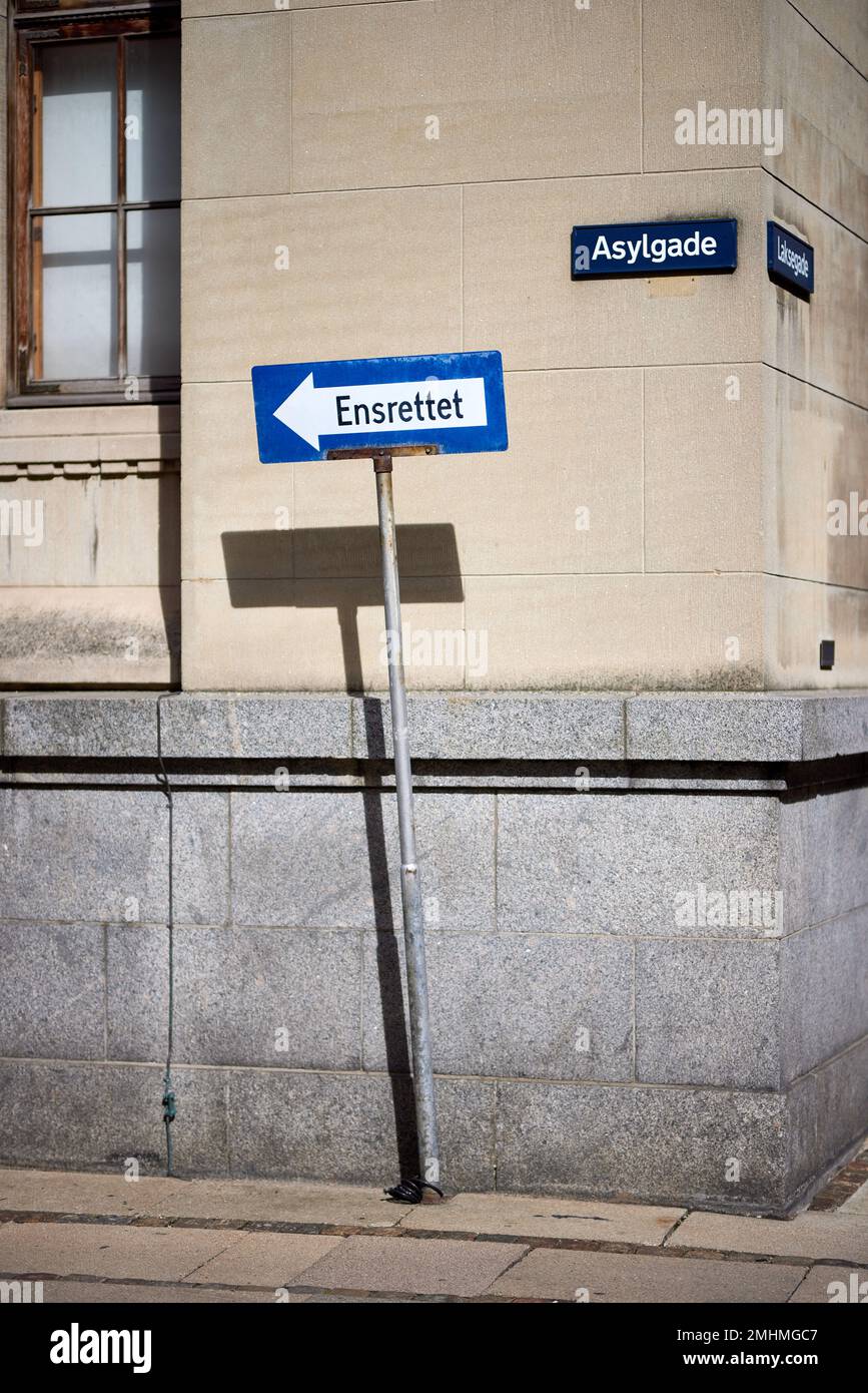 Panneau 'Ensrettet' (danois : 'rue à sens unique'), Asylgade; Copenhague, Danemark Banque D'Images