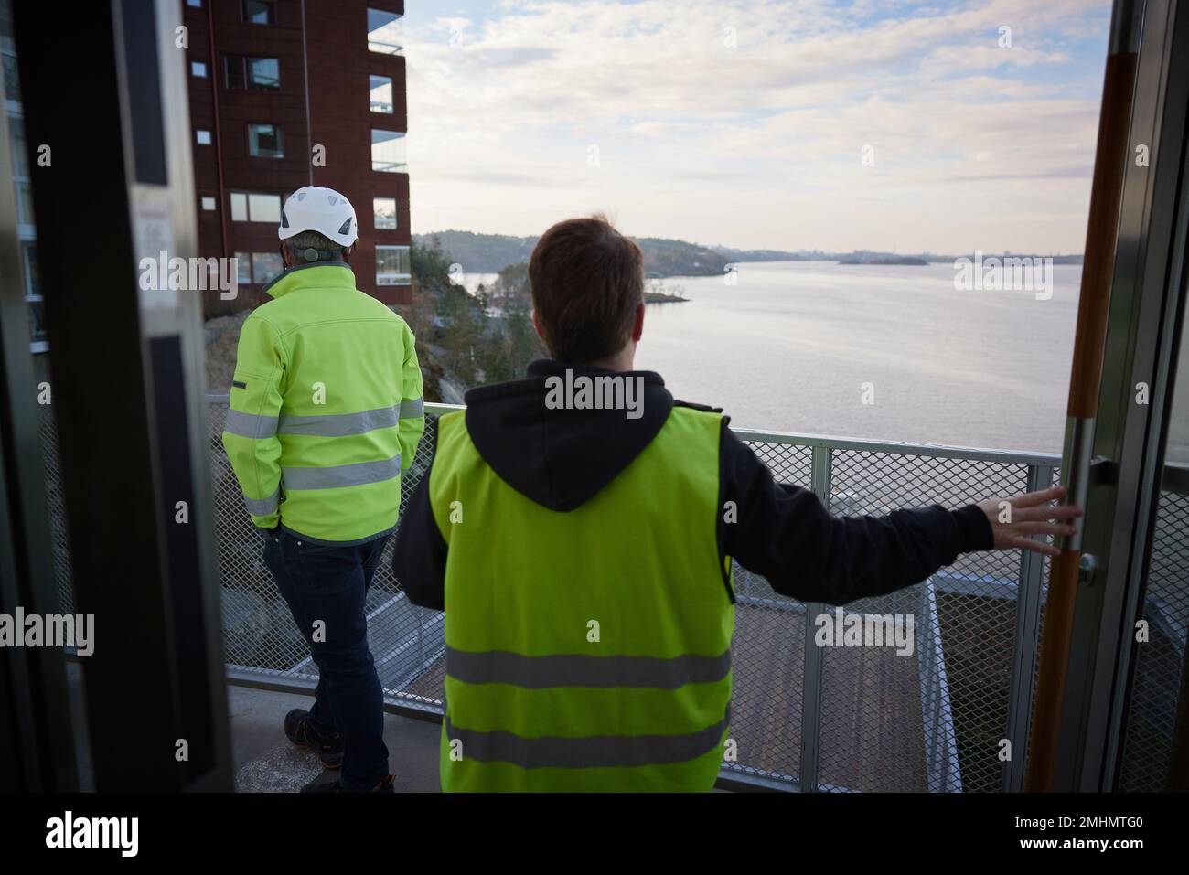 Ouvriers de construction marchant sur le balcon Banque D'Images