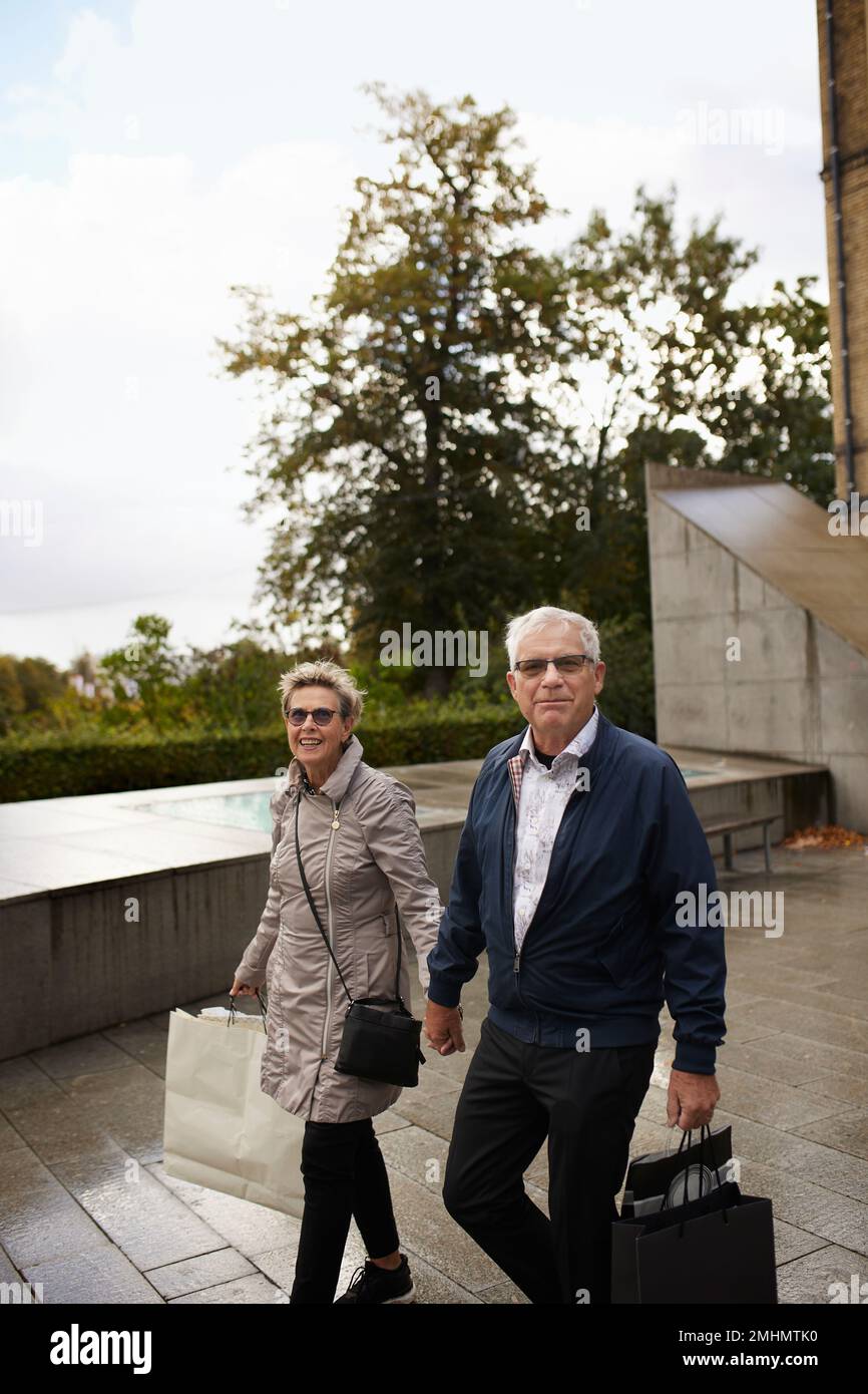 Mature couple walking together Banque D'Images