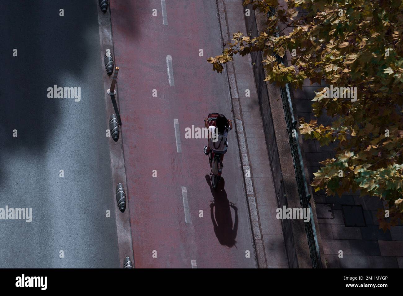 Cycliste dans la rue, mode de transport à vélo dans la ville de Bilbao, Espagne Banque D'Images