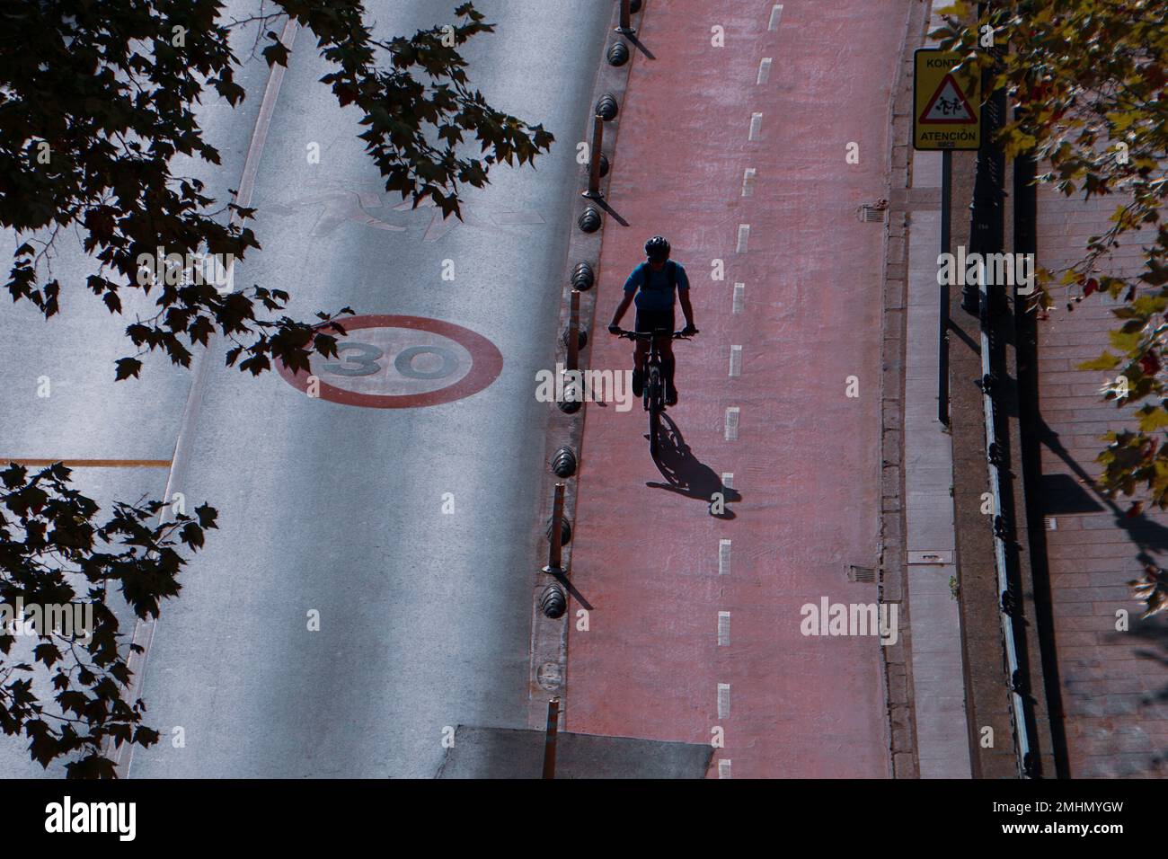 Cycliste dans la rue, mode de transport à vélo dans la ville de Bilbao, Espagne Banque D'Images