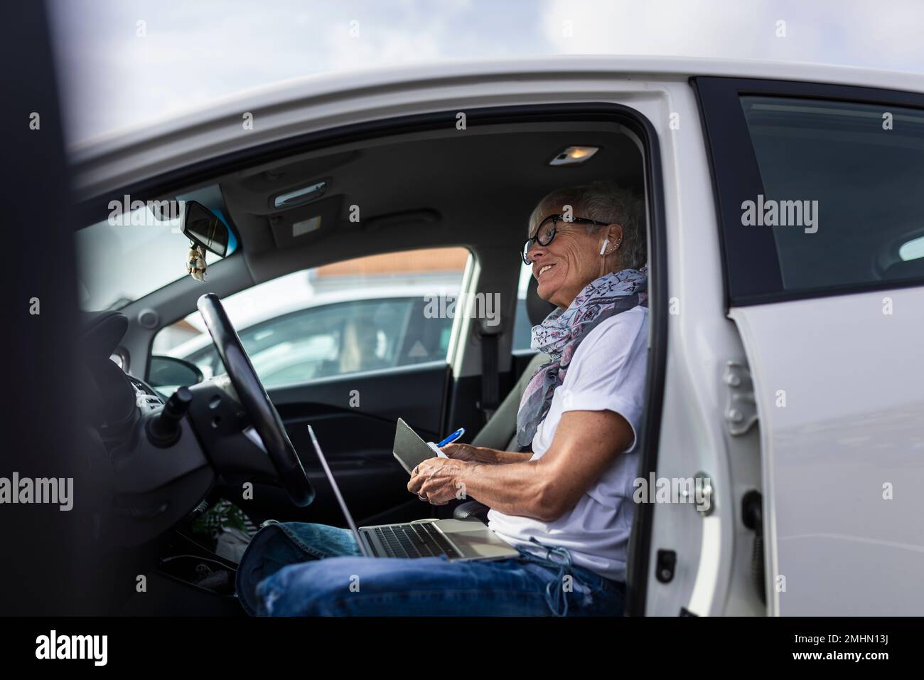 Smiling woman sitting in car Banque D'Images