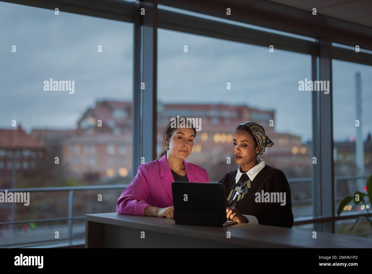 Des femmes travaillant ensemble sur l'ordinateur portable Banque D'Images