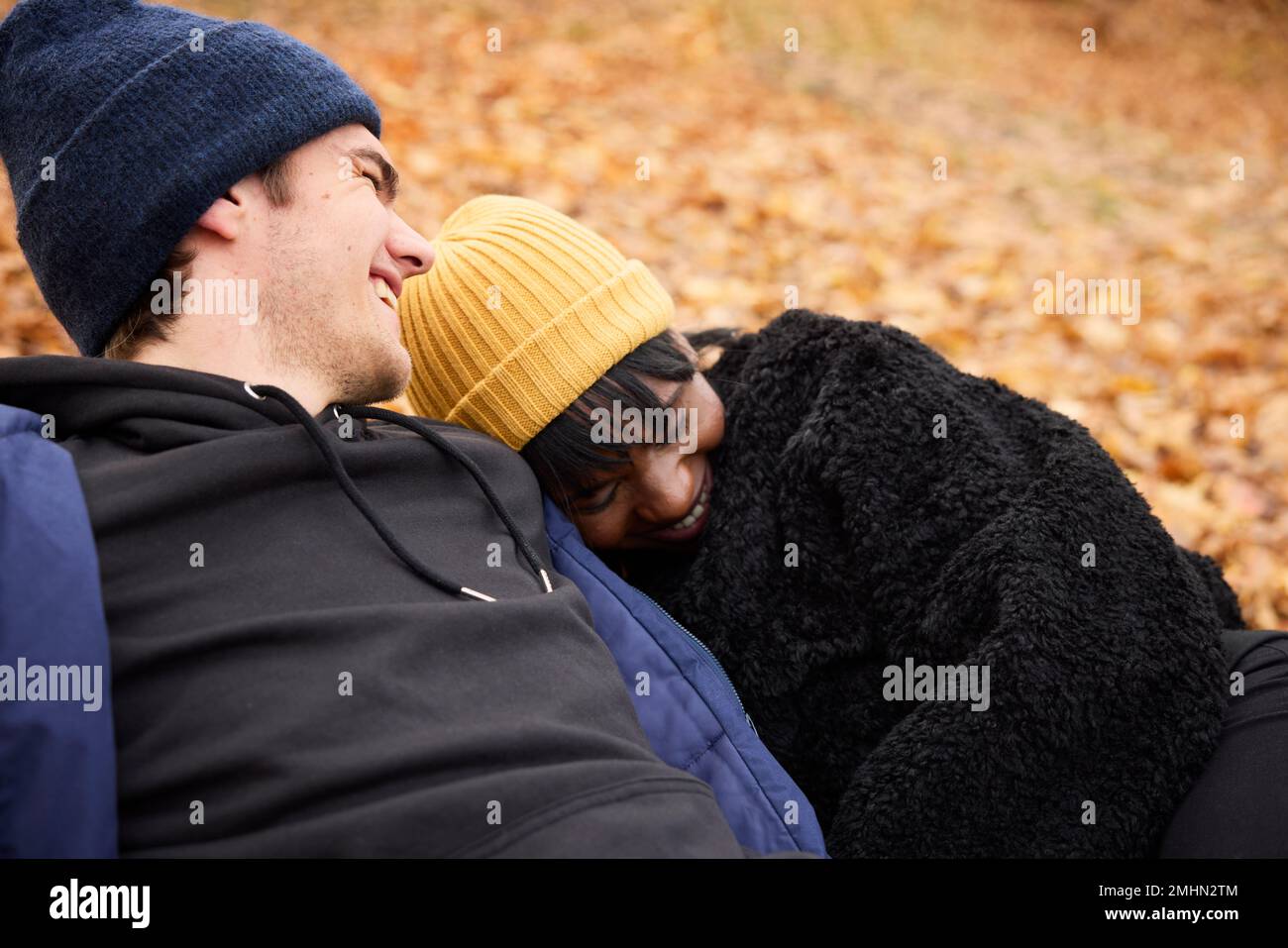 Jeune couple lying together Banque D'Images