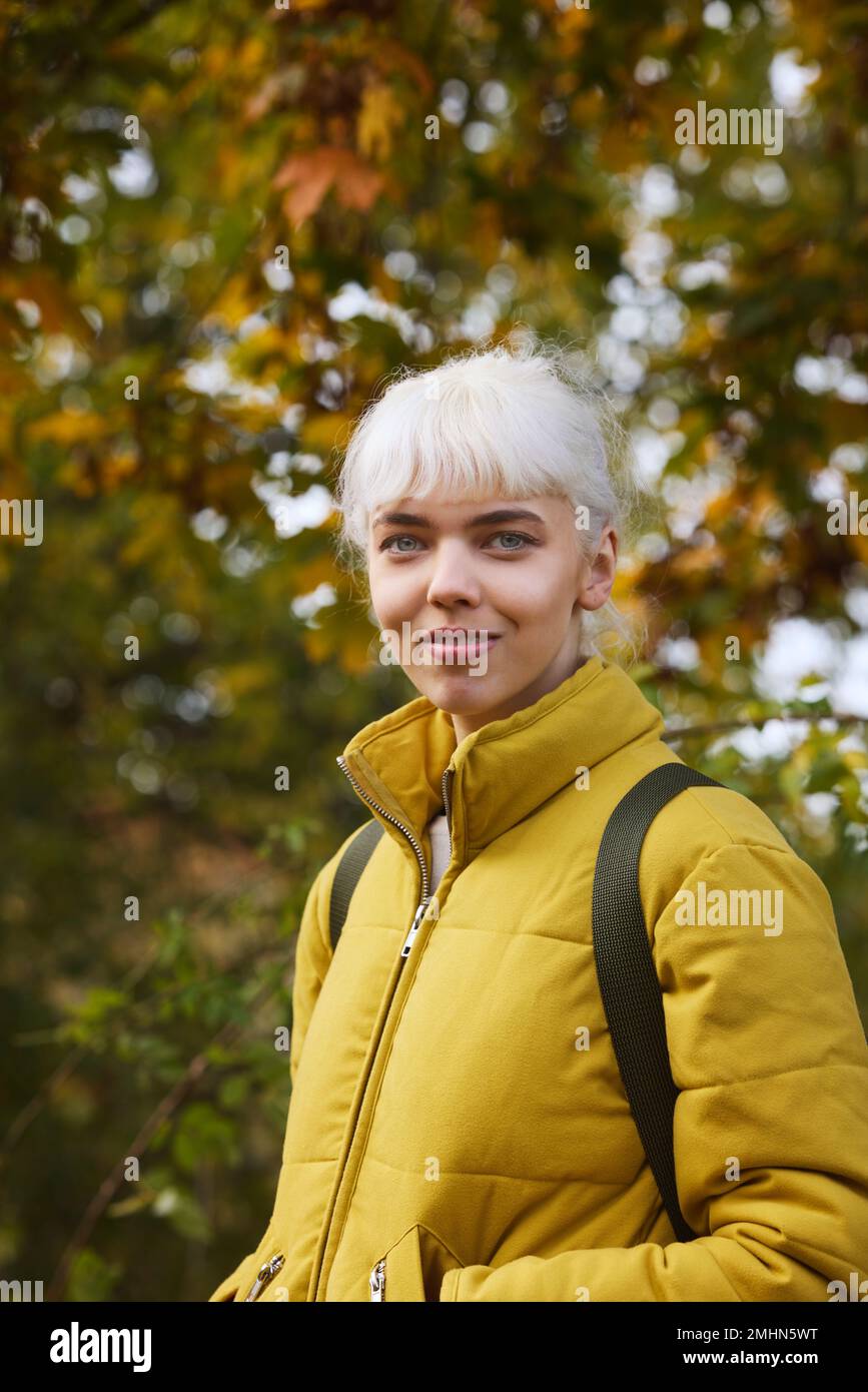 Smiling woman looking at camera Banque D'Images