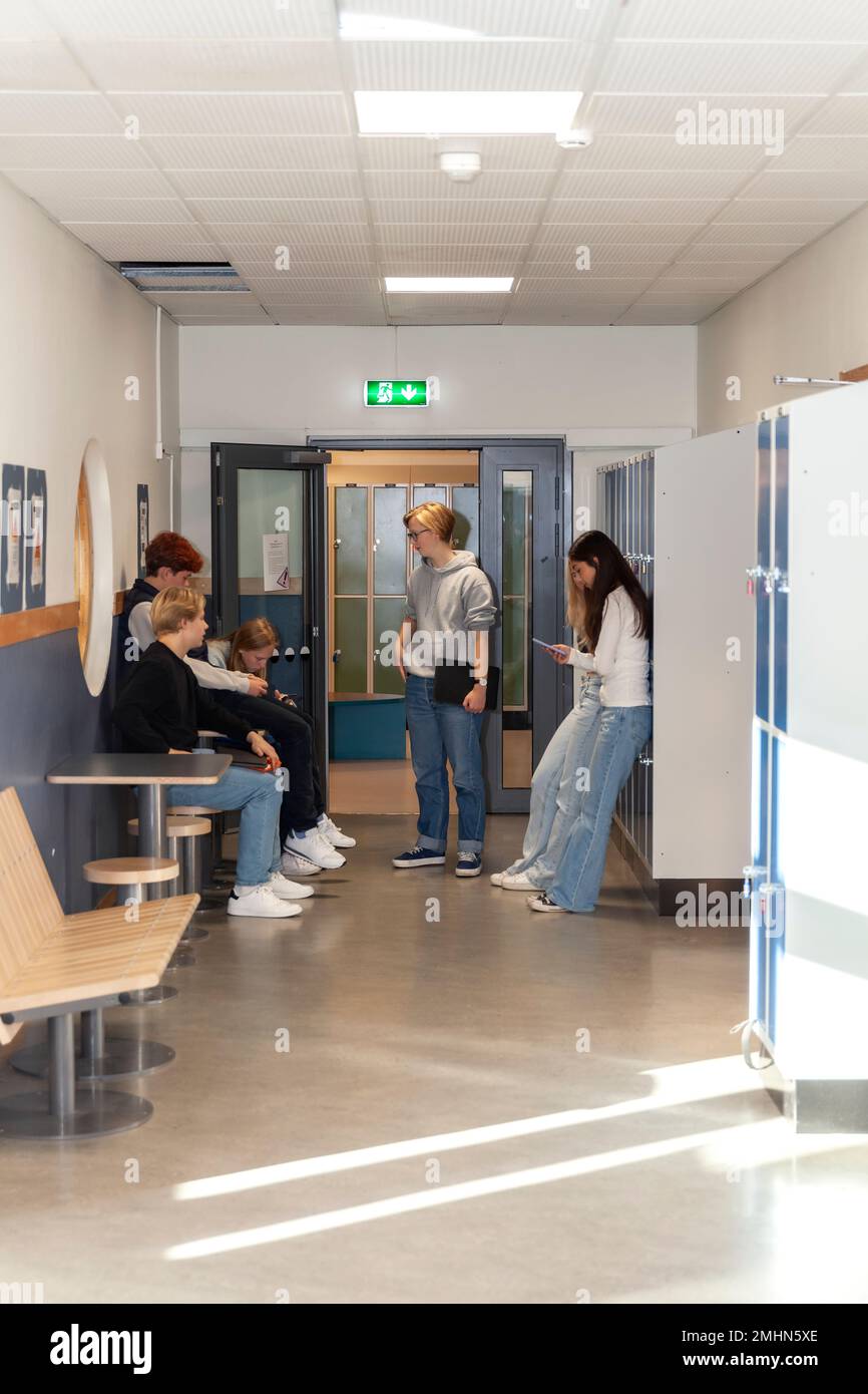 Les adolescents dans les vestiaires de l'école Banque D'Images