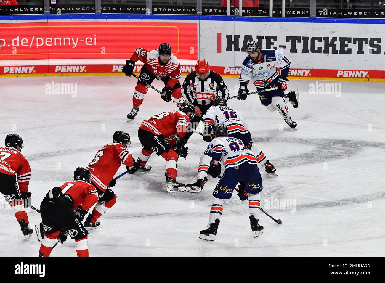 COLOGNE, ALLEMAGNE - 24 JANVIER 2023: Match de hockey DEL Koelner Haie - Iselorhn Roosters Banque D'Images