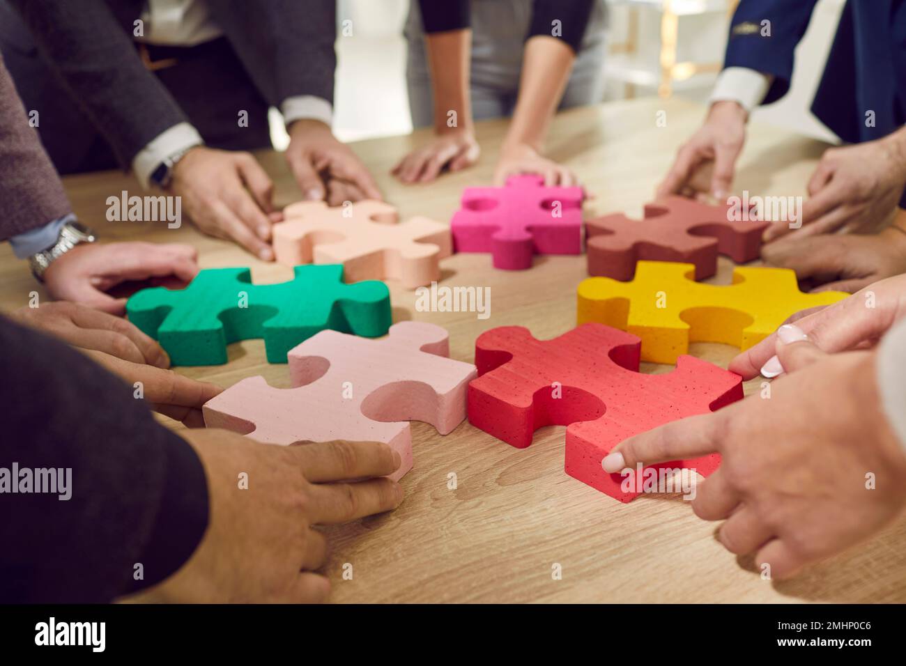 Une équipe de gens d'affaires qui relient des pièces de puzzle pour illustrer le concept de travail d'équipe Banque D'Images