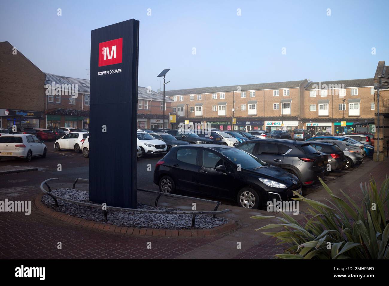 Magasins et parking de Bowen Square en hiver, Daventry, Northamptonshire, Angleterre, Royaume-Uni Banque D'Images