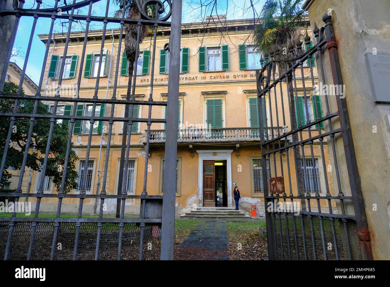 Façade de l'Igiene e Medicina Preventiva Università di Pisa, Université d'hygiène et de médecine préventive de Pisa de l'autre côté de la clôture Banque D'Images