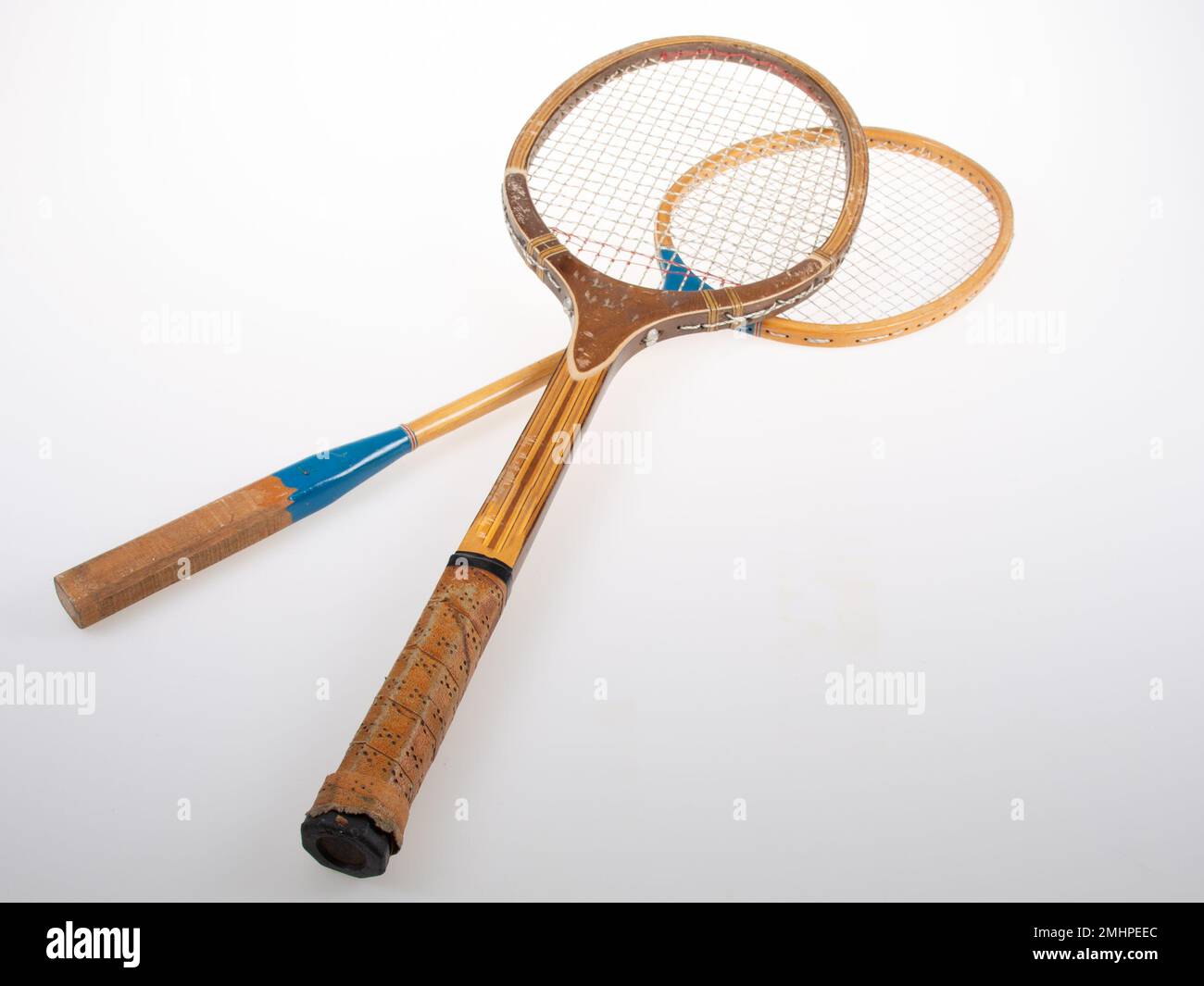 Vintage tennis en bois et badminton raquette vieux objet de sport sur fond  de table gris Photo Stock - Alamy