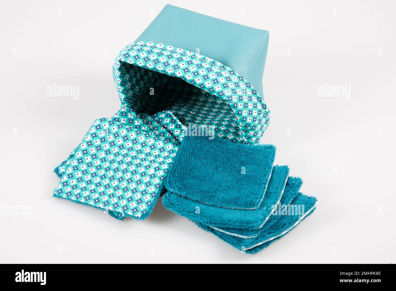 tampons cosmétiques en coton lavables démaquillant dans un panier bleu à  fabriquer soi-même isolé sur fond blanc Photo Stock - Alamy