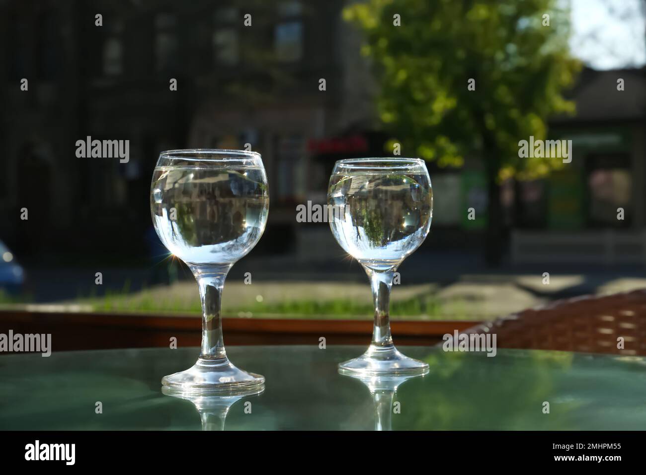 Deux verres d'eau à la table dans le café, après café boisson rafraîchissante Banque D'Images
