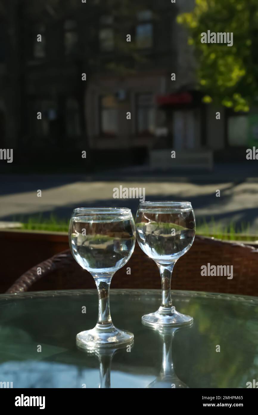 Deux verres d'eau à la table dans le café, après café boisson rafraîchissante Banque D'Images
