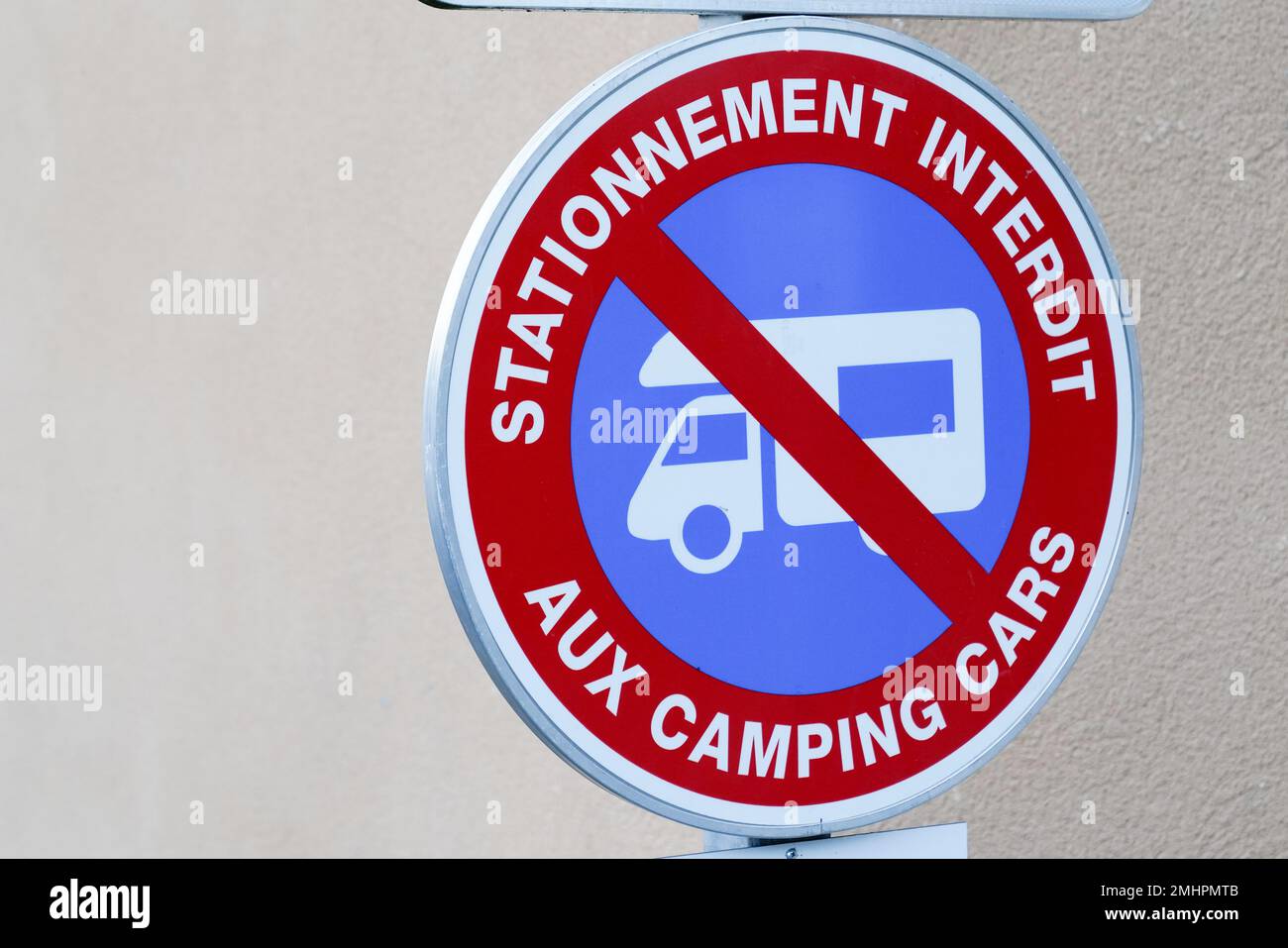 Parking interdit pour camping-car avec signalisation rouge bleu signifie en français Stationement interdit aux camping-cars Banque D'Images