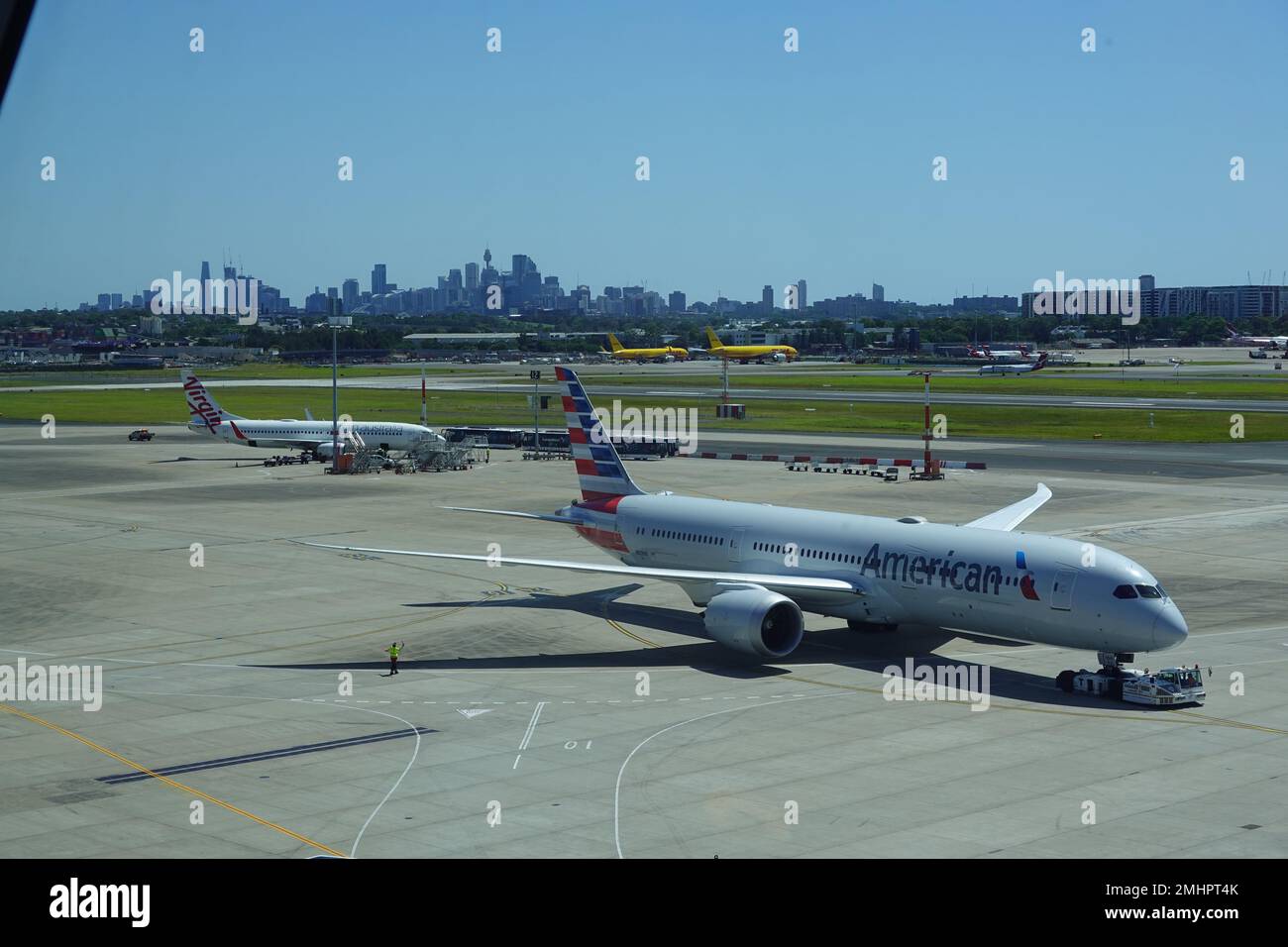 Janvier 2023, avion d'American Airways à l'aéroport de Sydney Kingsford Smith avec la ville de Sydney au loin. Banque D'Images