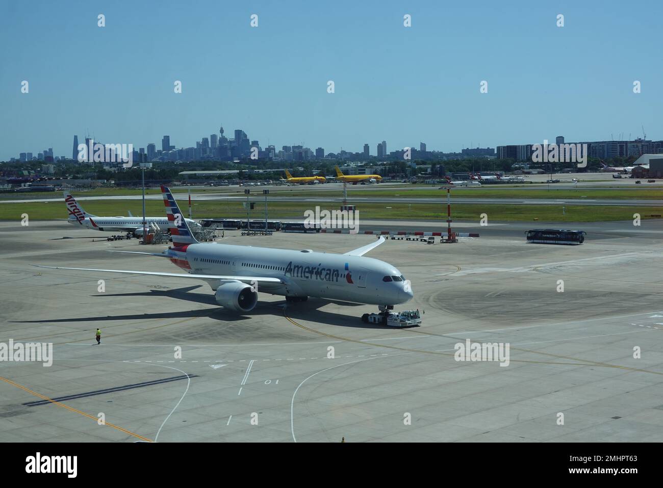 Janvier 2023, avion d'American Airways à l'aéroport de Sydney Kingsford Smith avec la ville de Sydney au loin. Banque D'Images