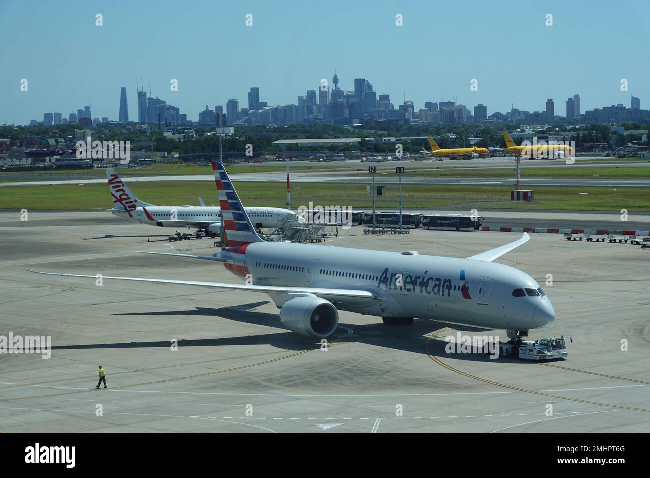 Janvier 2023, avion d'American Airways à l'aéroport de Sydney Kingsford Smith avec la ville de Sydney au loin. Banque D'Images