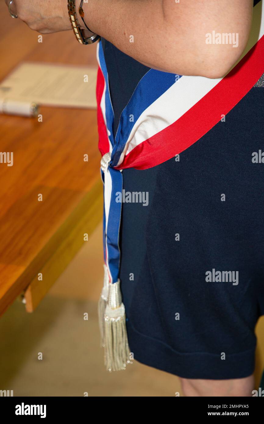 Femme maire française en cérémonie drapeau foulard pendant la célébration  Photo Stock - Alamy