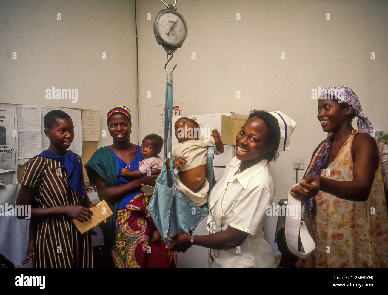 Zambie, Mongu soins de santé de la mère et de l'enfant. Pesée des bébés. Banque D'Images