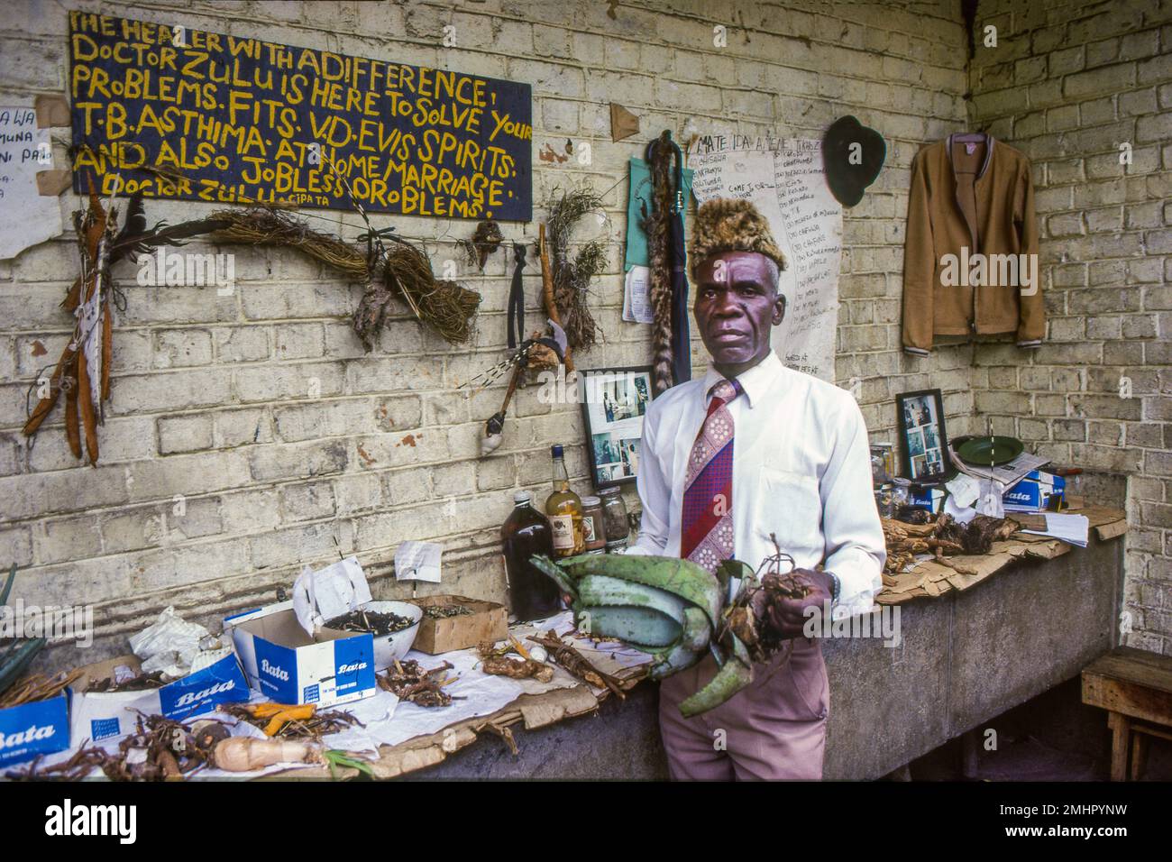 Zambie, un herboriste offre ses plantes à base de plantes sur un marché à Lusaka. Banque D'Images