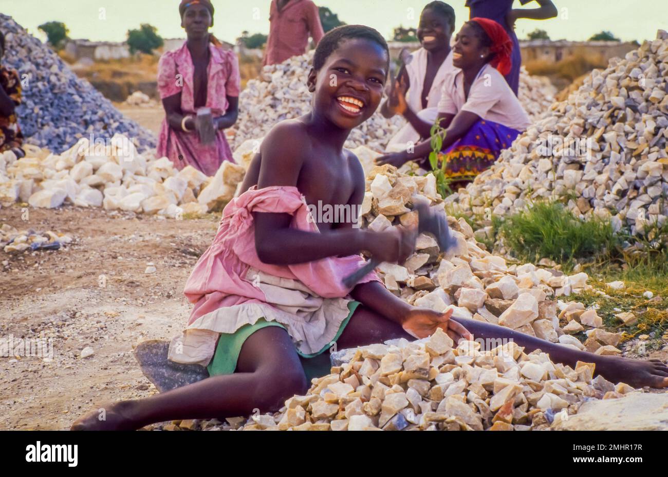 Zambie, les marteaux de fille roches petites pour la construction de routes. Banque D'Images