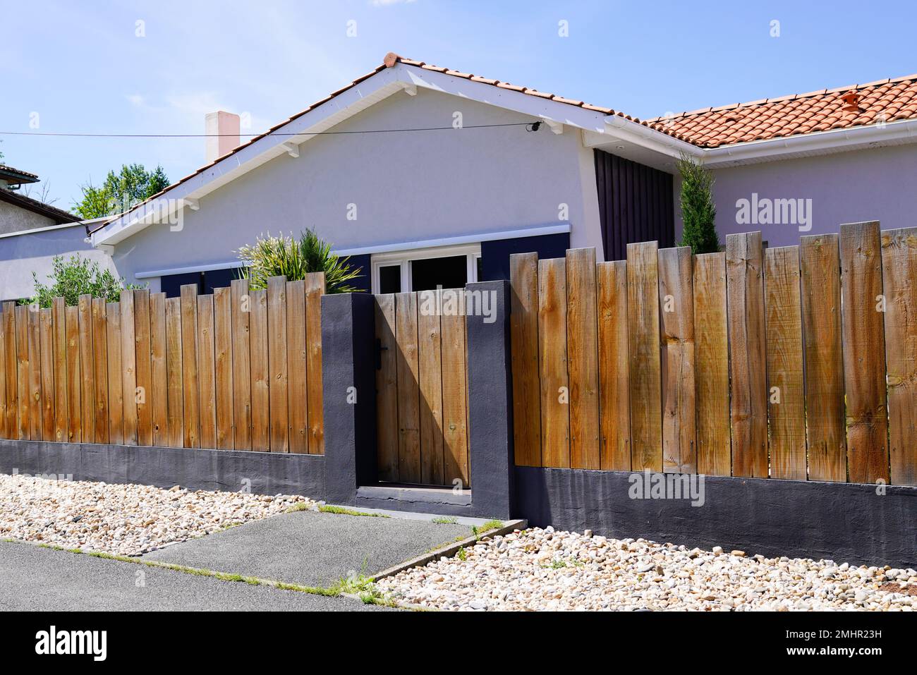 palissade panneau de clôture en bois pour la maison et porte d'accès à la  maison de jardin Photo Stock - Alamy