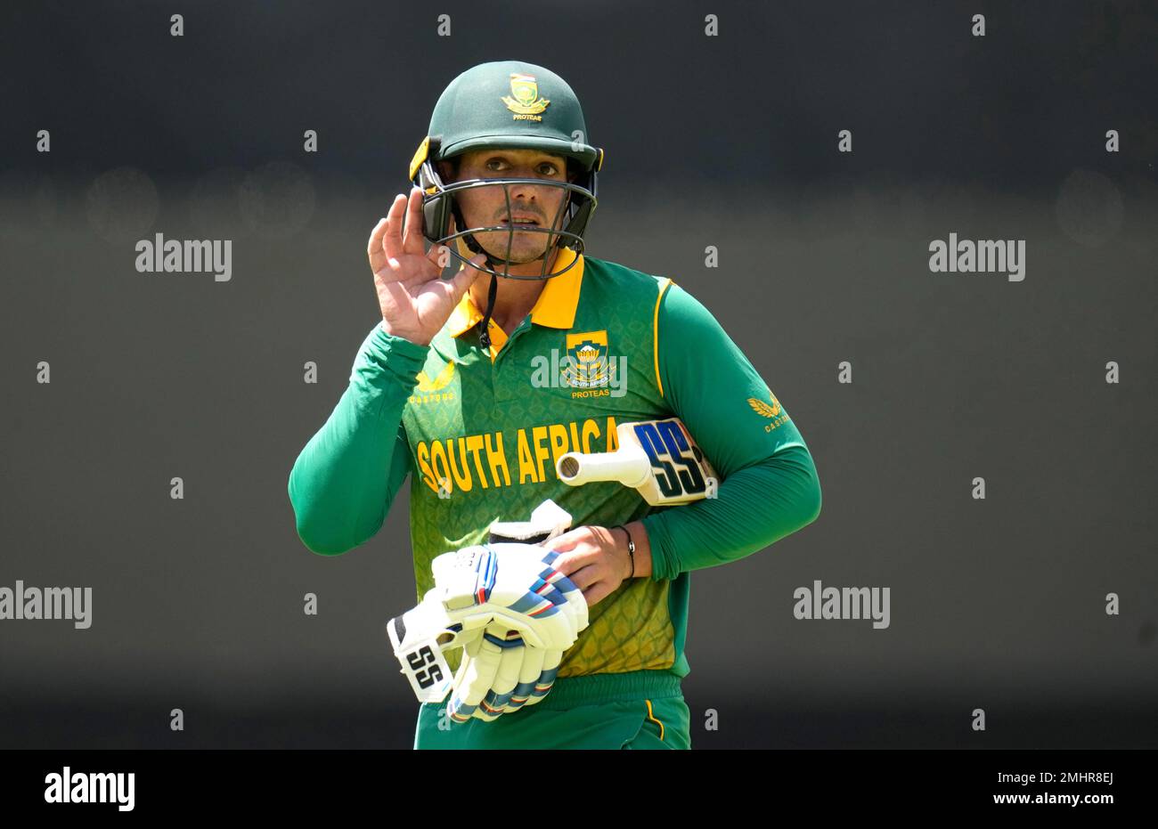 South Africa's batsman Quinton de Kock leaves the field after being dismissed by England's bowler Sam Curran for 37 runs during the first One-Day International cricket match between South Africa and England at Mangaung Oval in Bloemfontein, South Africa, Friday, Jan. 27, 2023.. (AP Photo/Themba Hadebe) Banque D'Images