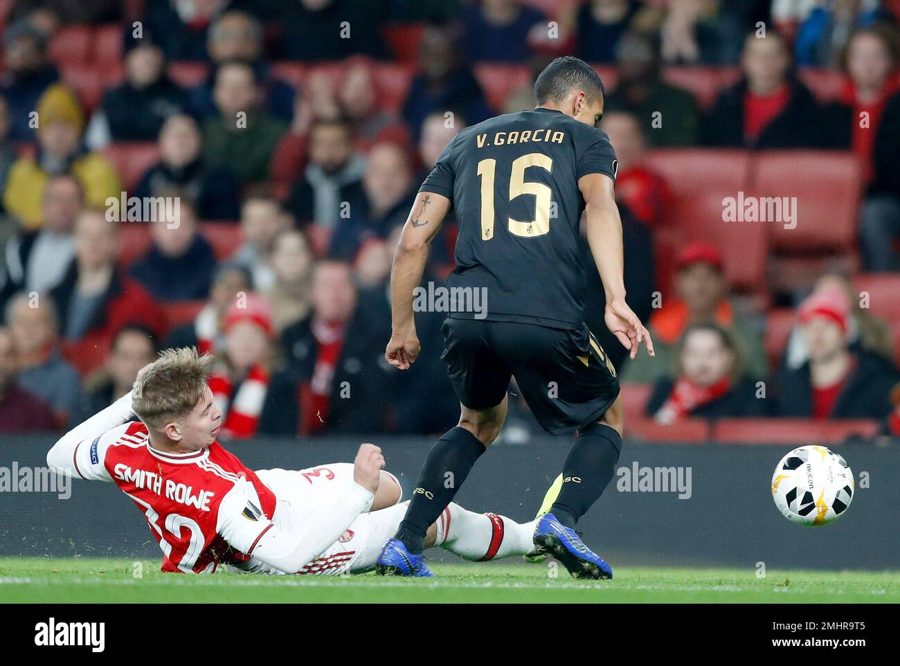 Arsenal's Emile Smith Rowe, left, and Vitoria's Victor Garcia challenge for the ball during the Europa League group F soccer match between Arsenal and Vitoria SC in London, Thursday, Oct. 24, 2019. (AP Photo/Alastair Grant) Banque D'Images
