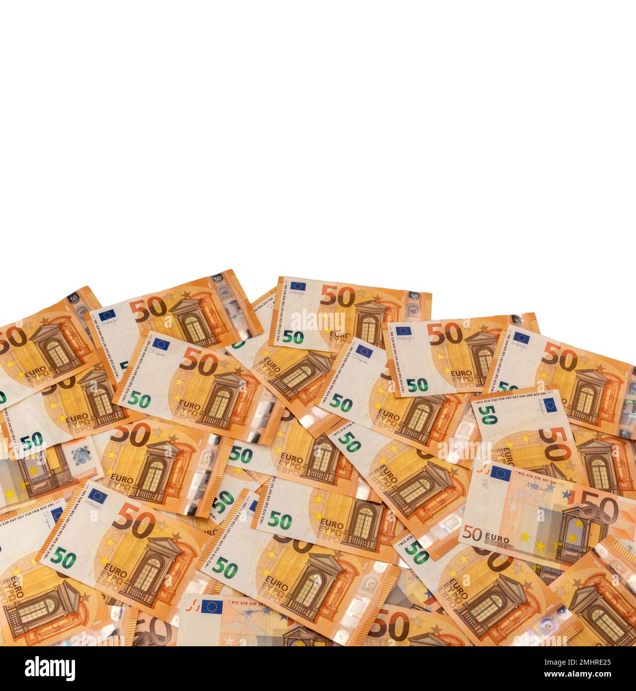 Billets de cinquante euros dispersés en premier plan isolés sur blanc en vue de dessus avec espace de copie et chemin de coupure inclus, concept financier et textur Banque D'Images