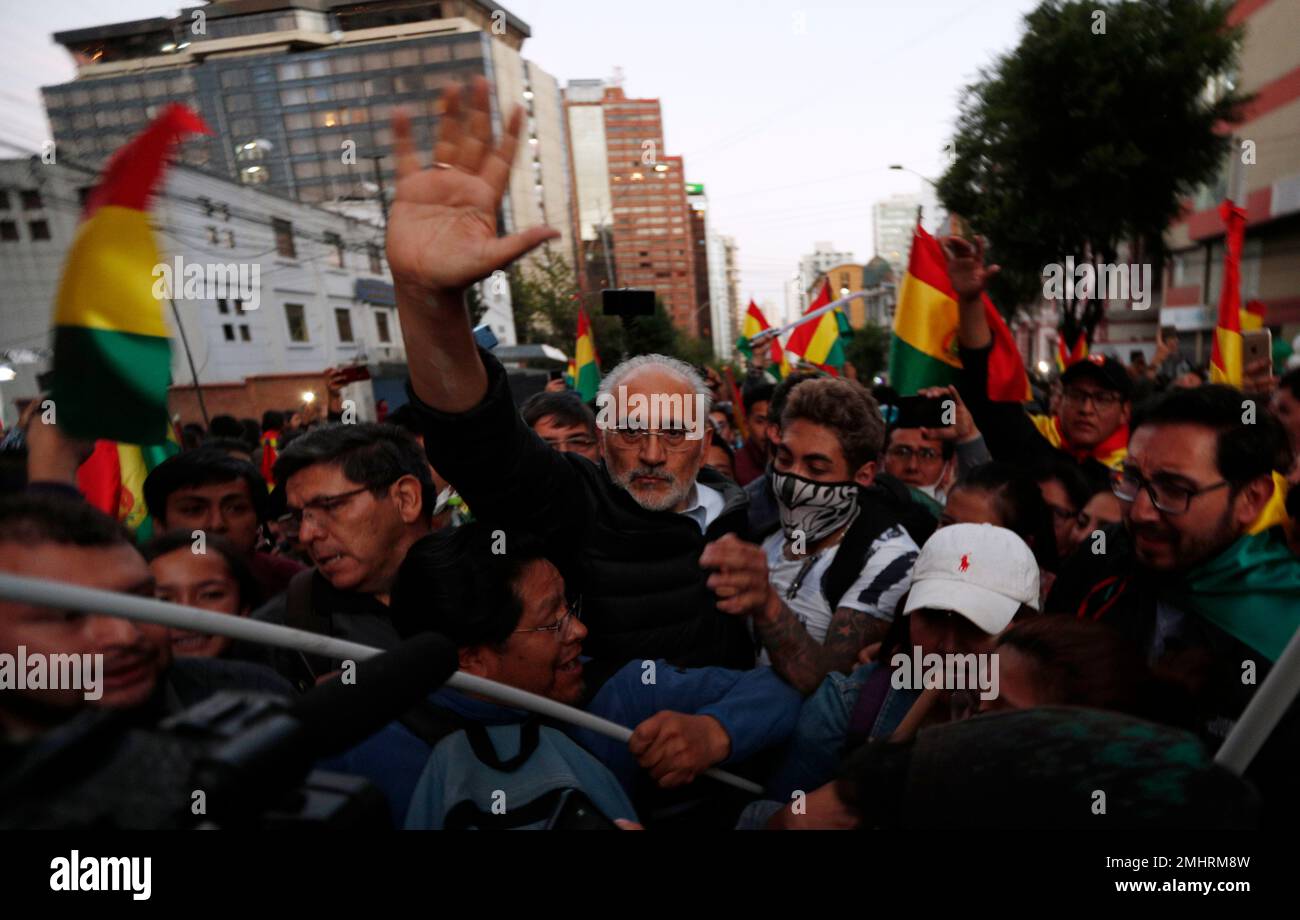 Bolivia's opposition presidential candidate Carlos Mesa waves to supporters during an anti-government march in La Paz, Bolivia, Tuesday, Oct. 22, 2019. International election monitors expressed concern over Bolivia's presidential election process Tuesday after an oddly delayed official quick count showed President Evo Morales near an outright first-round victory — even as a more formal tally tended to show him heading for a risky runoff with Mesa. (AP Photo/Juan Karita) Banque D'Images
